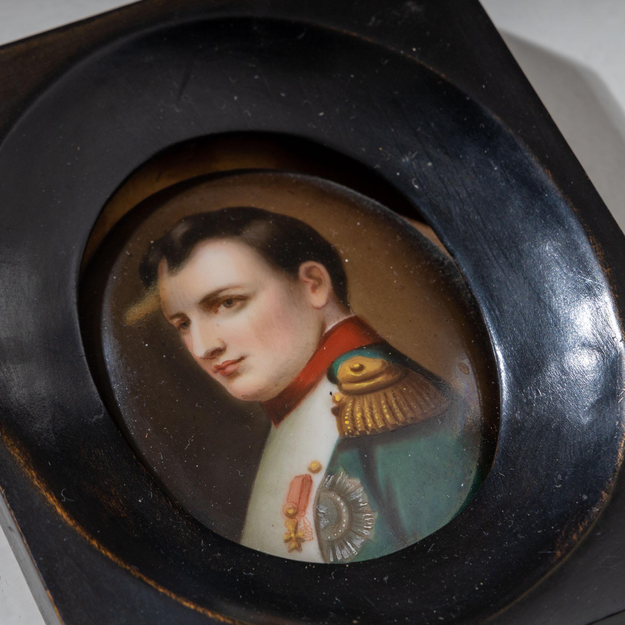 Empire Portrait miniature de Napoléon sur porcelaine, cadre ébonisé, 19e siècle en vente