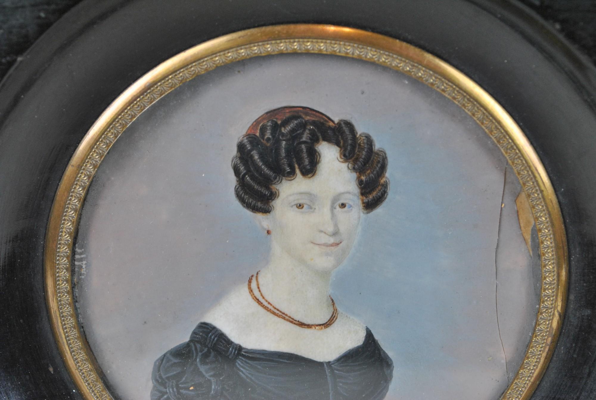 Miniature, Portrait Of Woman With Necklace, XIXth Century In Good Condition For Sale In MARSEILLE, FR
