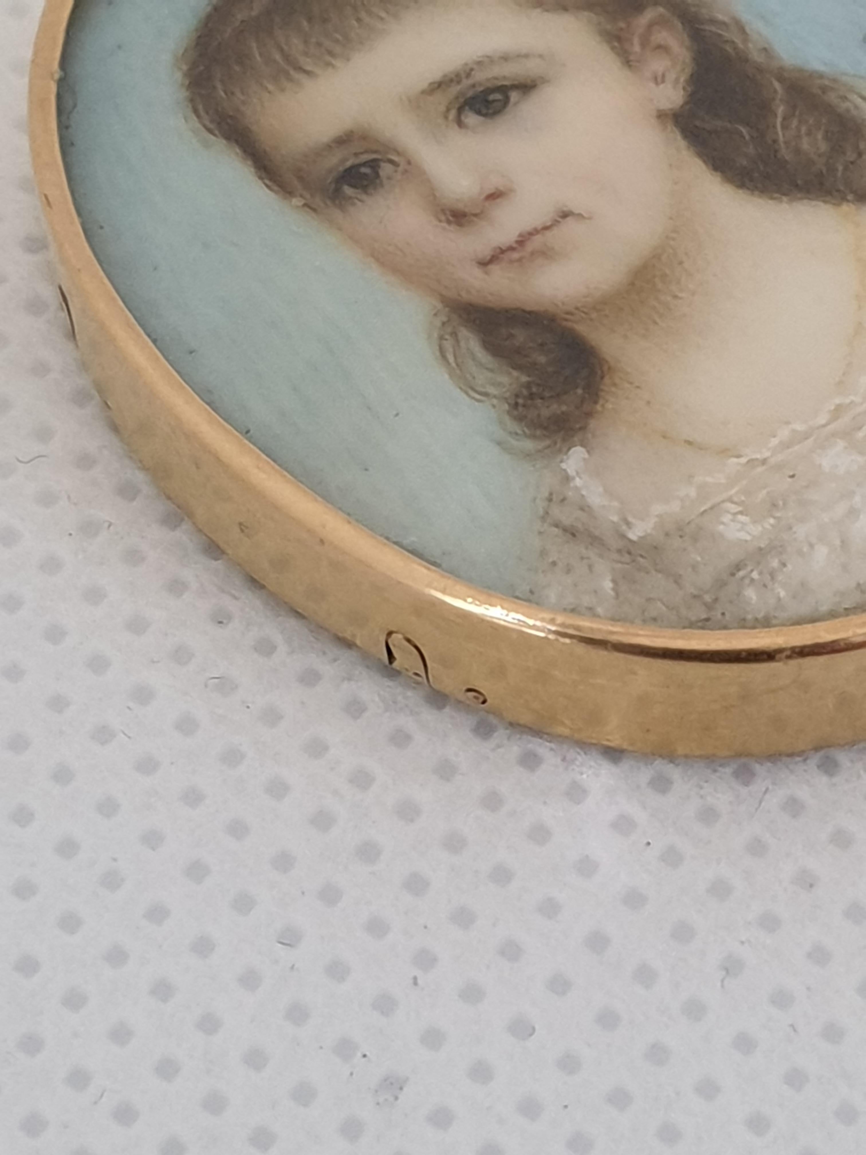Miniature Portrait of Young Girl 18 Karat Gold Frame In Good Condition For Sale In Dublin, IE