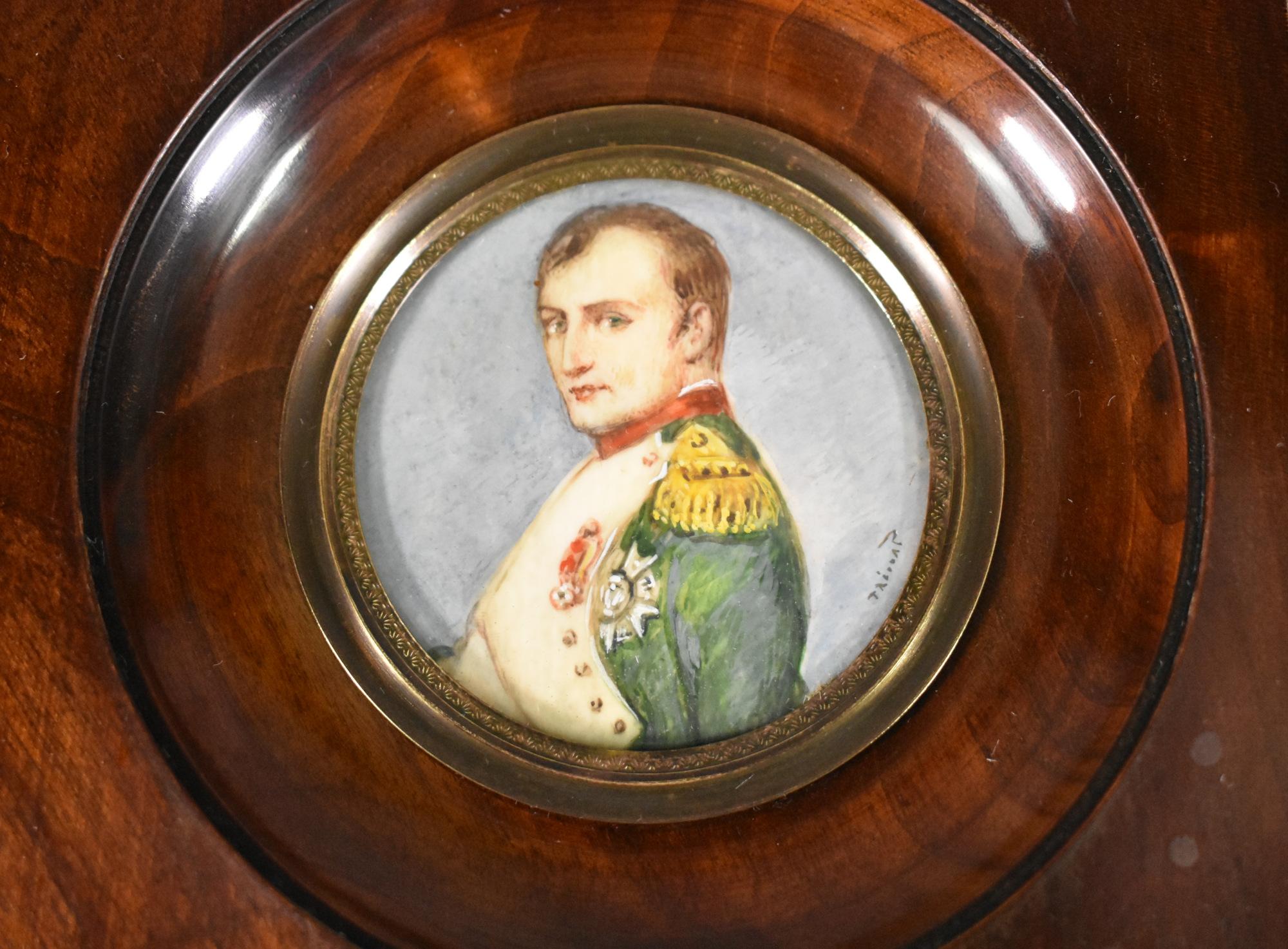 Miniatur-Porträtmalerei von Napoleon von Prévost aus dem neunzehnten Jahrhundert unterzeichnet. 

Der Rahmen ist aus massivem Mahagoniholz, gewölbt und hochglanzpoliert.

Das gewölbte Klarglas wird von einer Messinglünette gehalten. 

Die