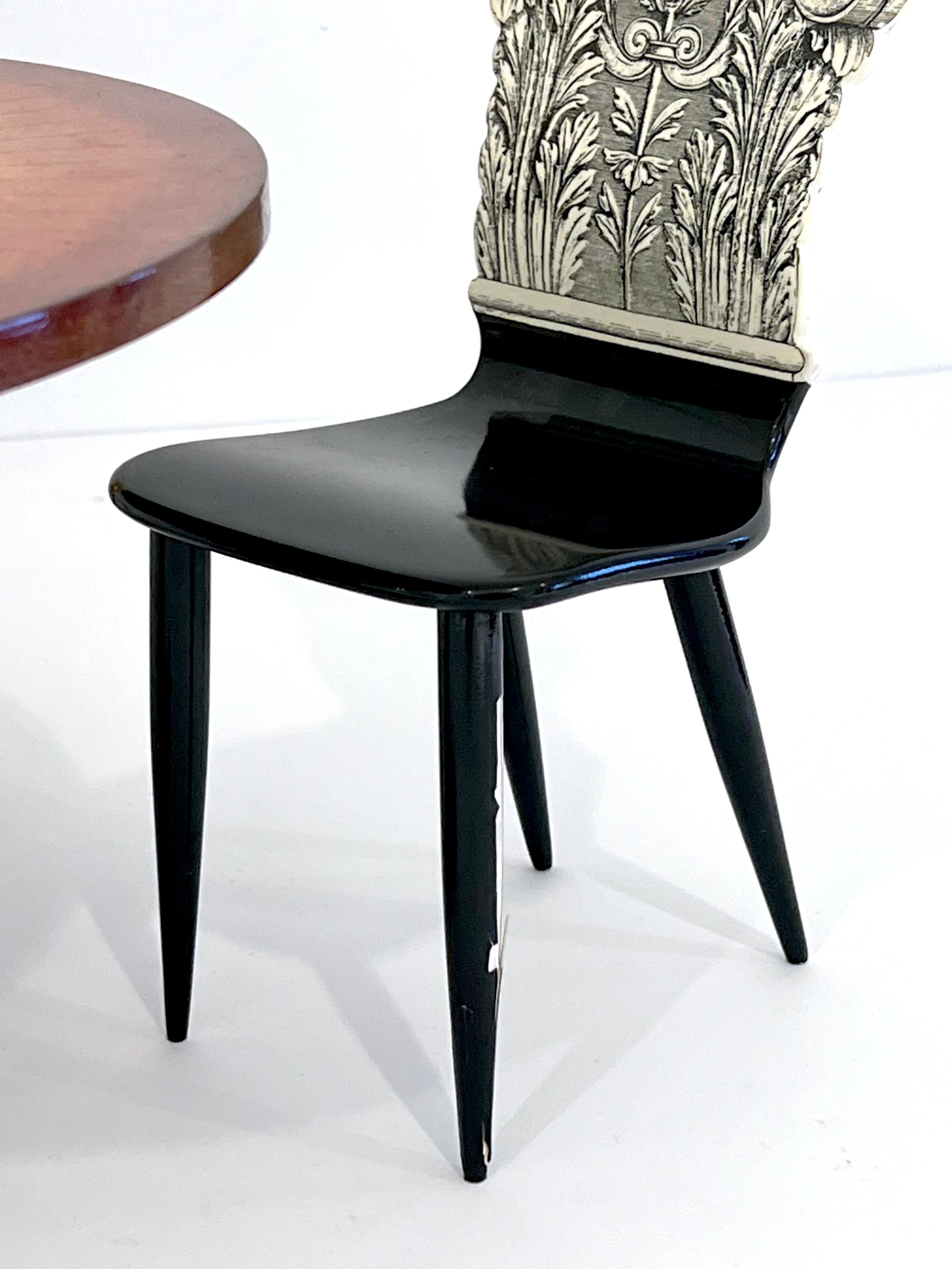 Laqué Prototype miniature de table et chaises 