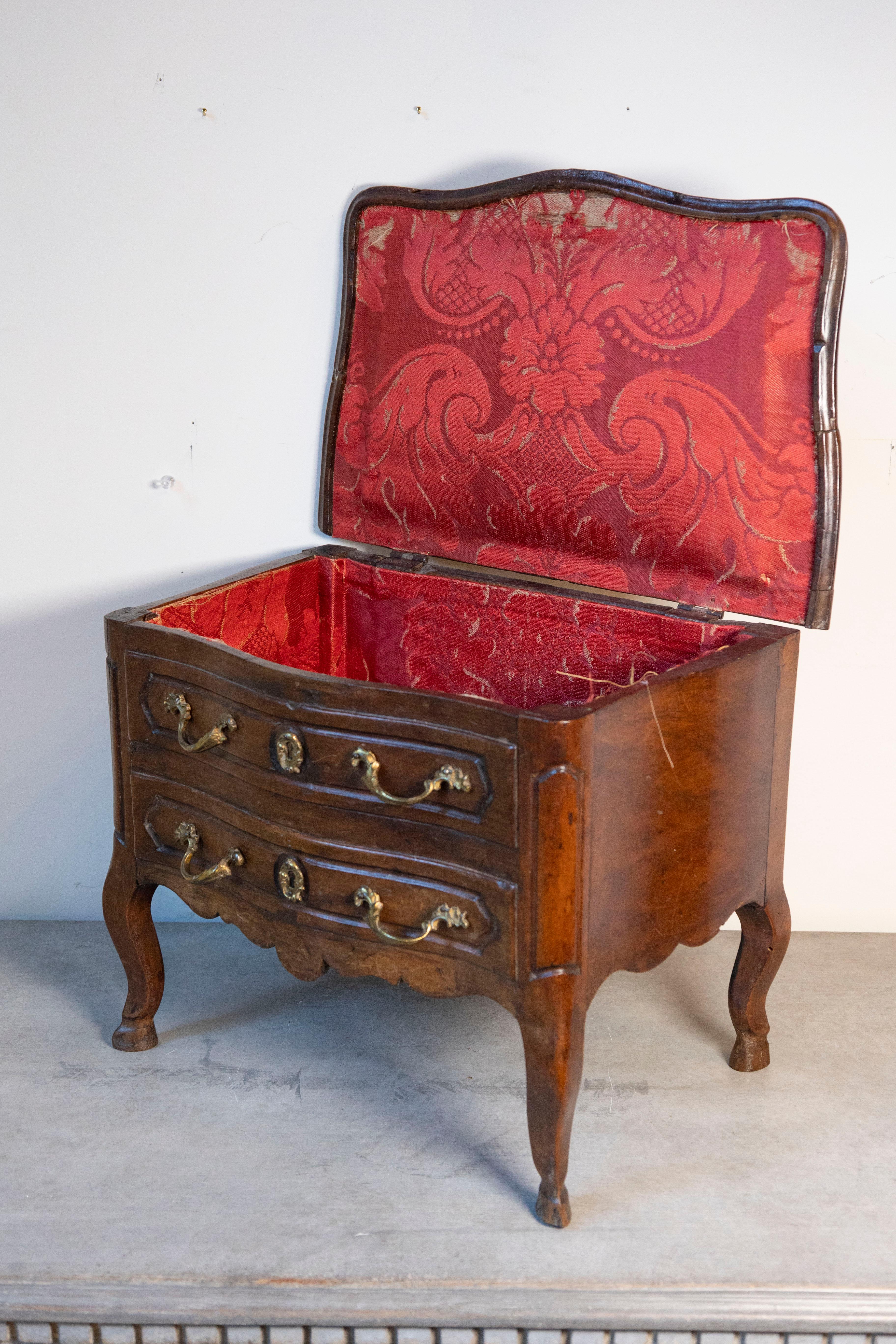 Miniature Provençale Louis XV Period 1725 Apprentice Commode with Lift Top In Good Condition For Sale In Atlanta, GA