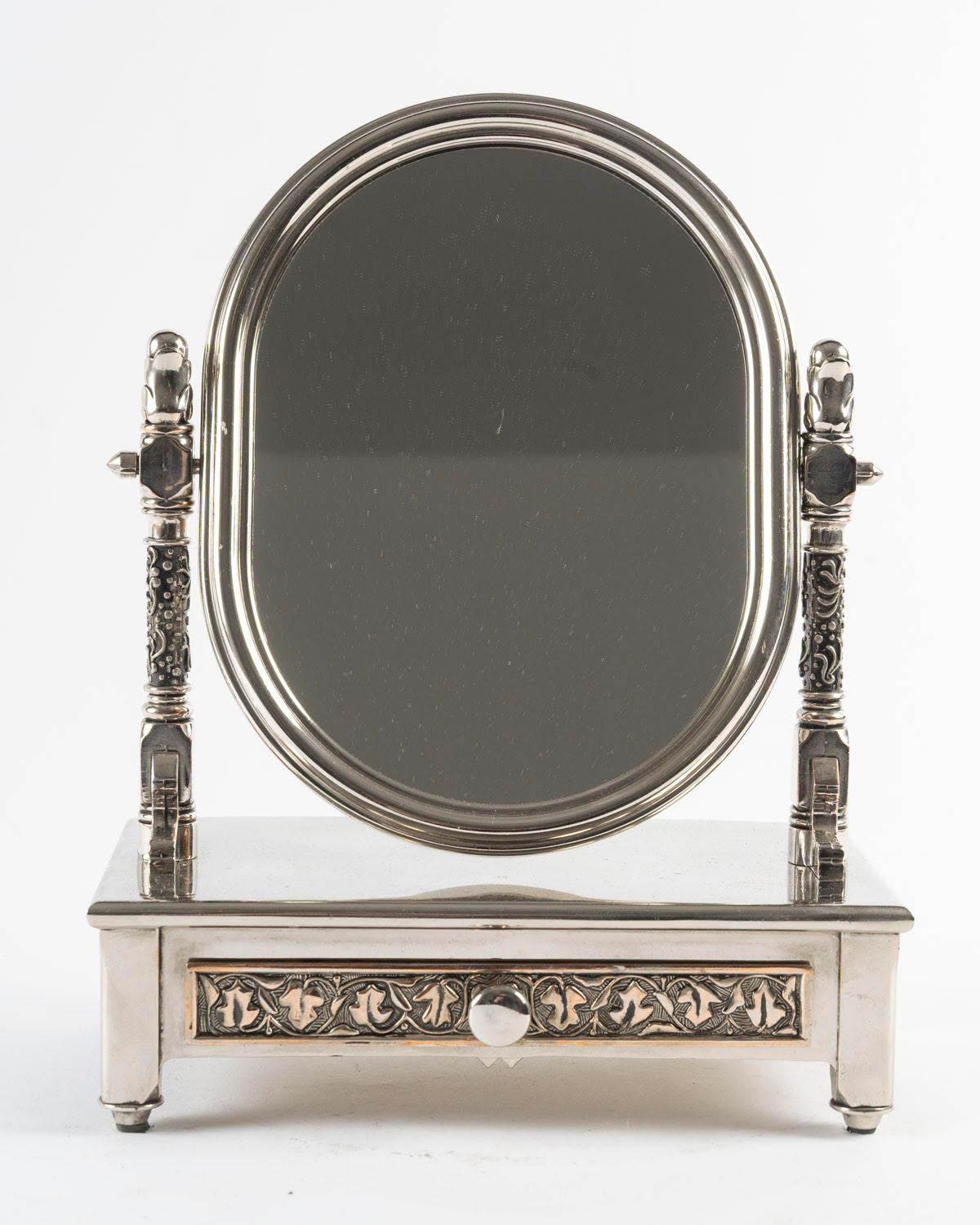 Psyché miniature, miroir de table, boîte à bijoux, tiroir de ceinture, métal argenté, 20e siècle.
H : 26cm, L : 20cm, P : 12cm
Veuillez nous contacter avant de passer commande pour confirmer la disponibilité.