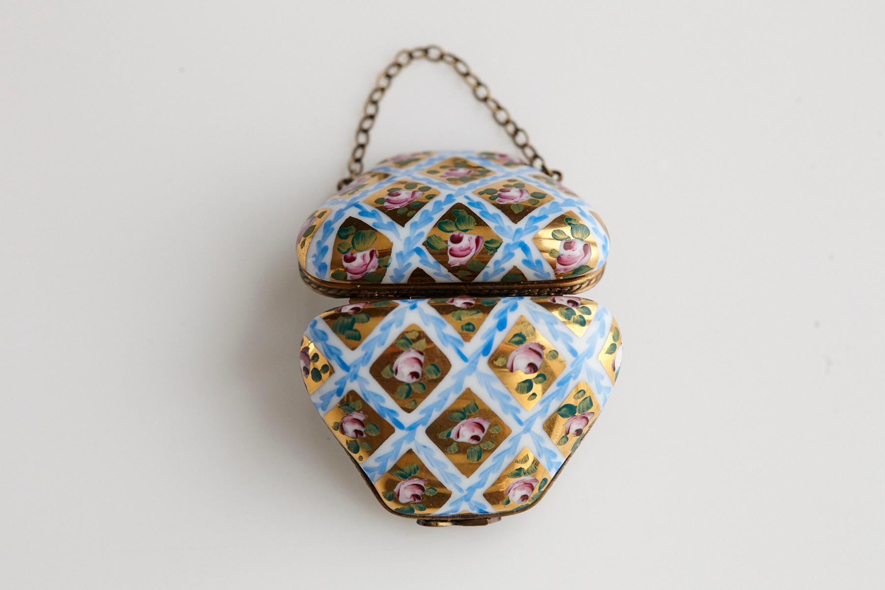 Miniatur-Handtasche aus Limoges-Porzellan mit handbemalten Rosen auf Gold, 1980er Jahre 5