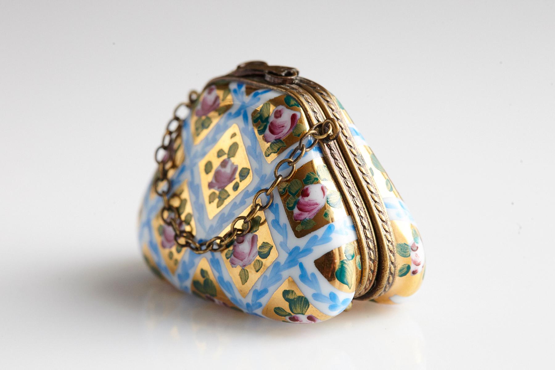 Miniatur-Handtasche aus Limoges-Porzellan mit handbemalten Rosen auf Gold, 1980er Jahre (Französisch)