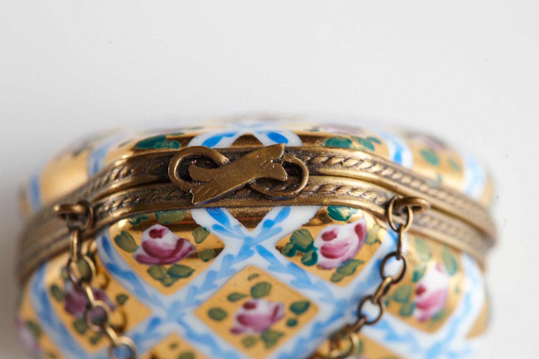 Miniatur-Handtasche aus Limoges-Porzellan mit handbemalten Rosen auf Gold, 1980er Jahre (Handbemalt)