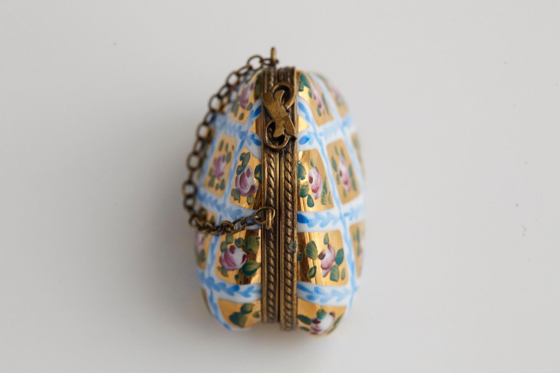 Miniatur-Handtasche aus Limoges-Porzellan mit handbemalten Rosen auf Gold, 1980er Jahre 1
