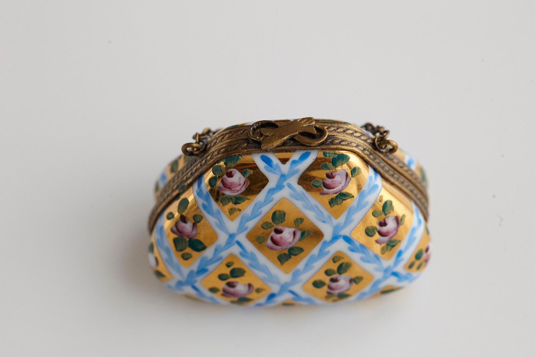 Miniature Purse Hand Painted Roses on Gold Limoges Porcelain Box, 1980s In Good Condition In Pau, FR