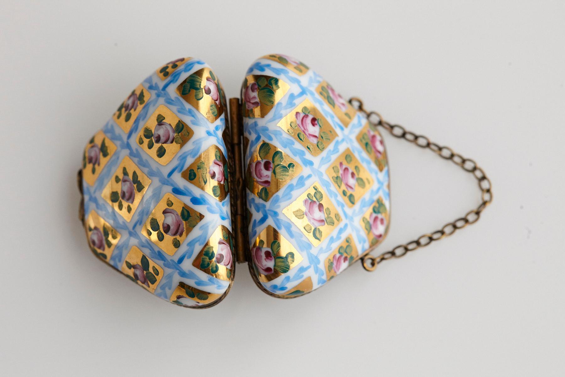 Miniatur-Handtasche aus Limoges-Porzellan mit handbemalten Rosen auf Gold, 1980er Jahre 3