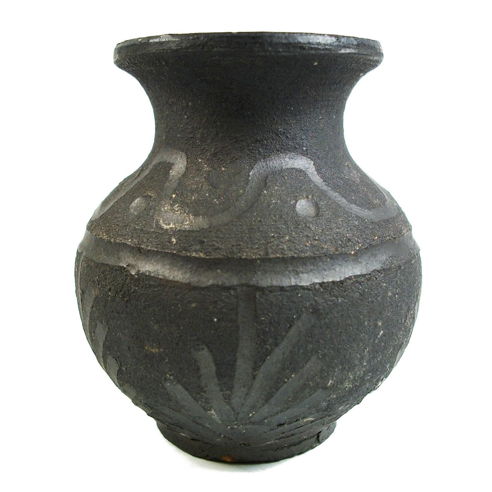 Vintage Miniatur Raku Studio Keramik Knospe Vase mit eingeschnittenen Dekoration - undeutlich auf dem Boden signiert - Ende des 20.

Ausgezeichneter Vintage-Zustand - kein Verlust - keine Beschädigung - keine Restaurierung.

Größe - 2 1/8