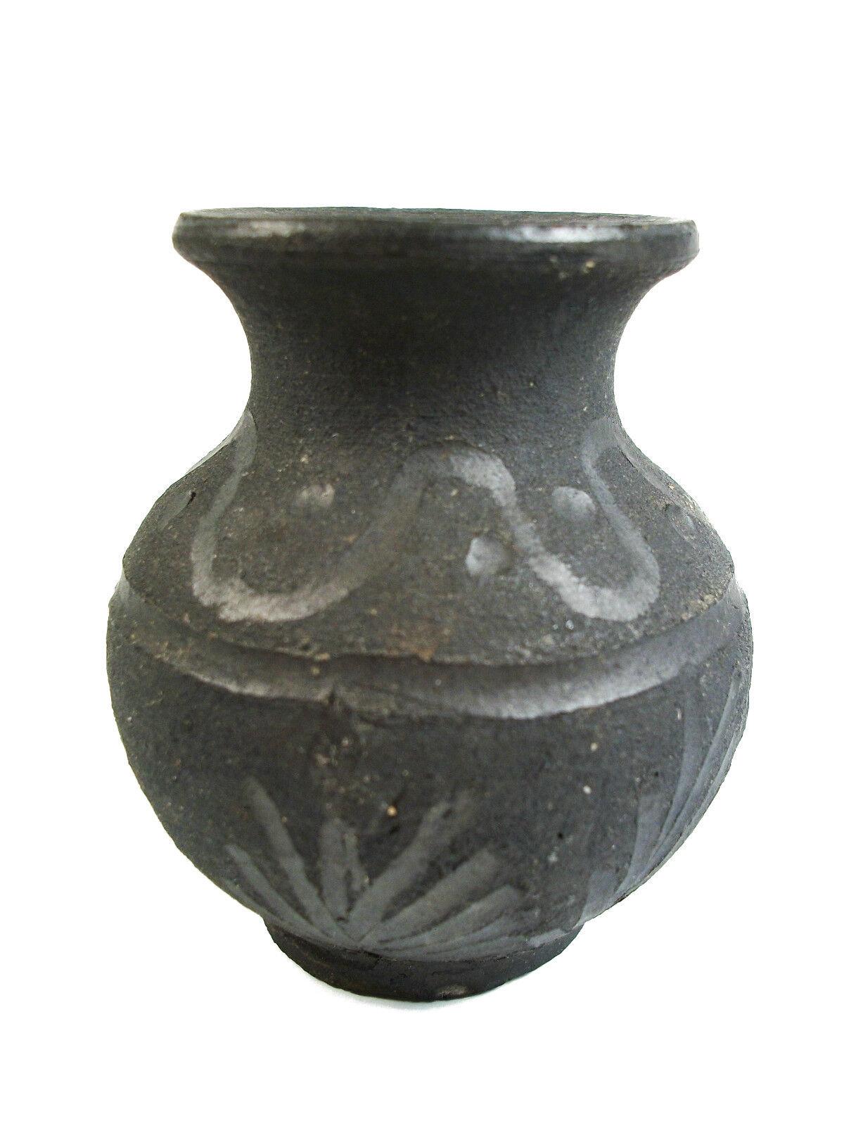 Mid-Century Modern Vase à bourgeons miniature en poterie Studio Studios Raku - Décoration incisée - Fin du 20ème siècle en vente
