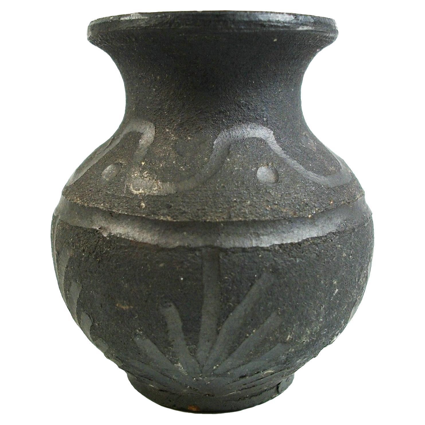 Vaso a bocciolo in miniatura dello Studio Raku Pottery - Decorazione incisa - Fine XX secolo