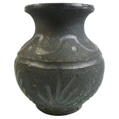 Vase à bourgeons miniature en poterie Studio Studios Raku - Décoration incisée - Fin du 20ème siècle