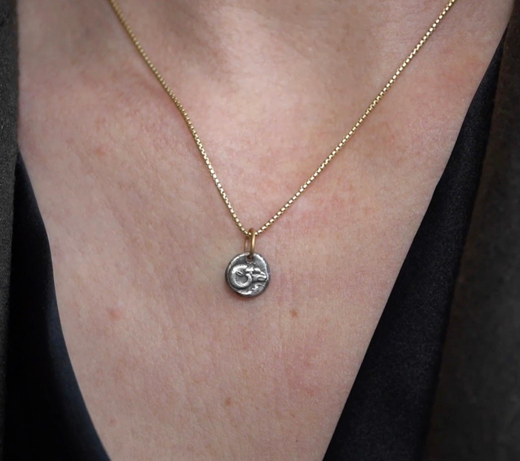 Grec classique Amulette pendentif pièce de monnaie bélier miniature, argent sterling et or jaune 24K en vente
