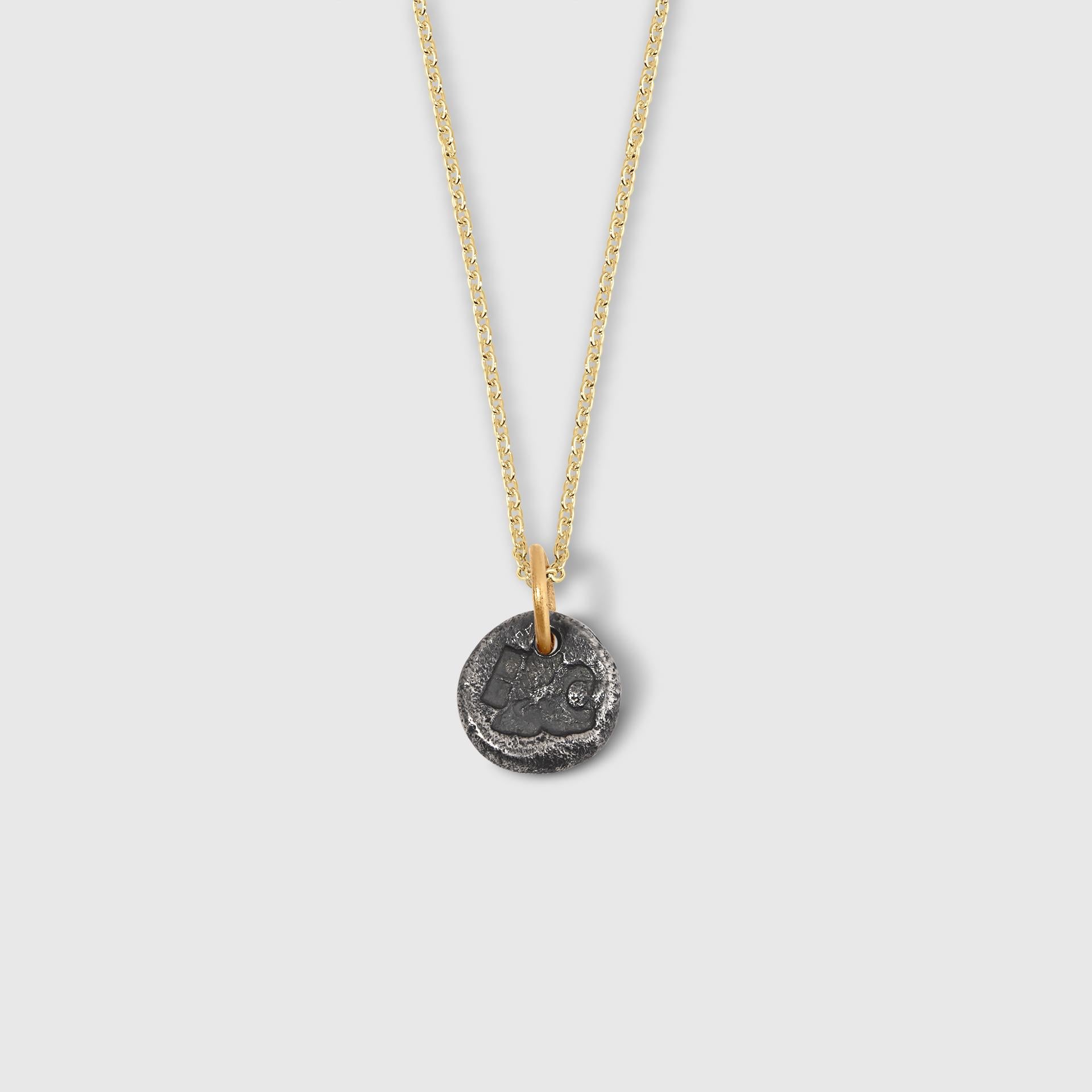 Taille ronde Amulette pendentif pièce de monnaie bélier miniature, argent sterling et or jaune 24K en vente