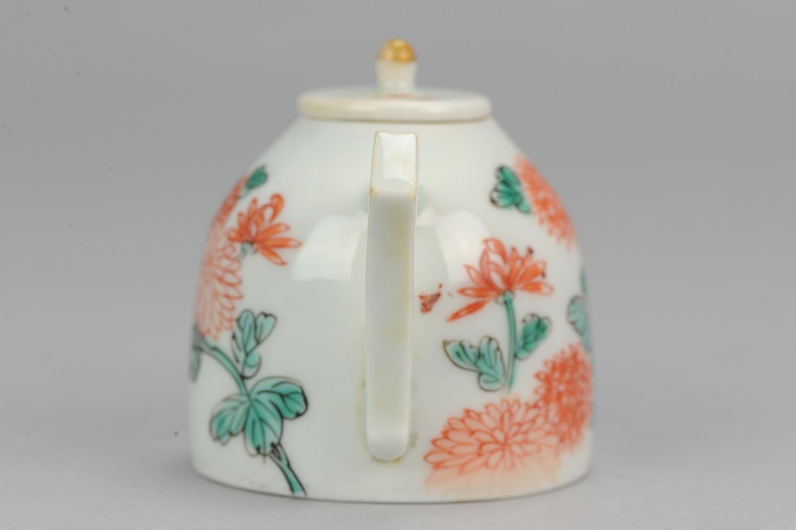 Miniature Rare Japanese Porcelain Teapot Arita Japan Chrysant, circa 1700 In Good Condition For Sale In Amsterdam, Noord Holland