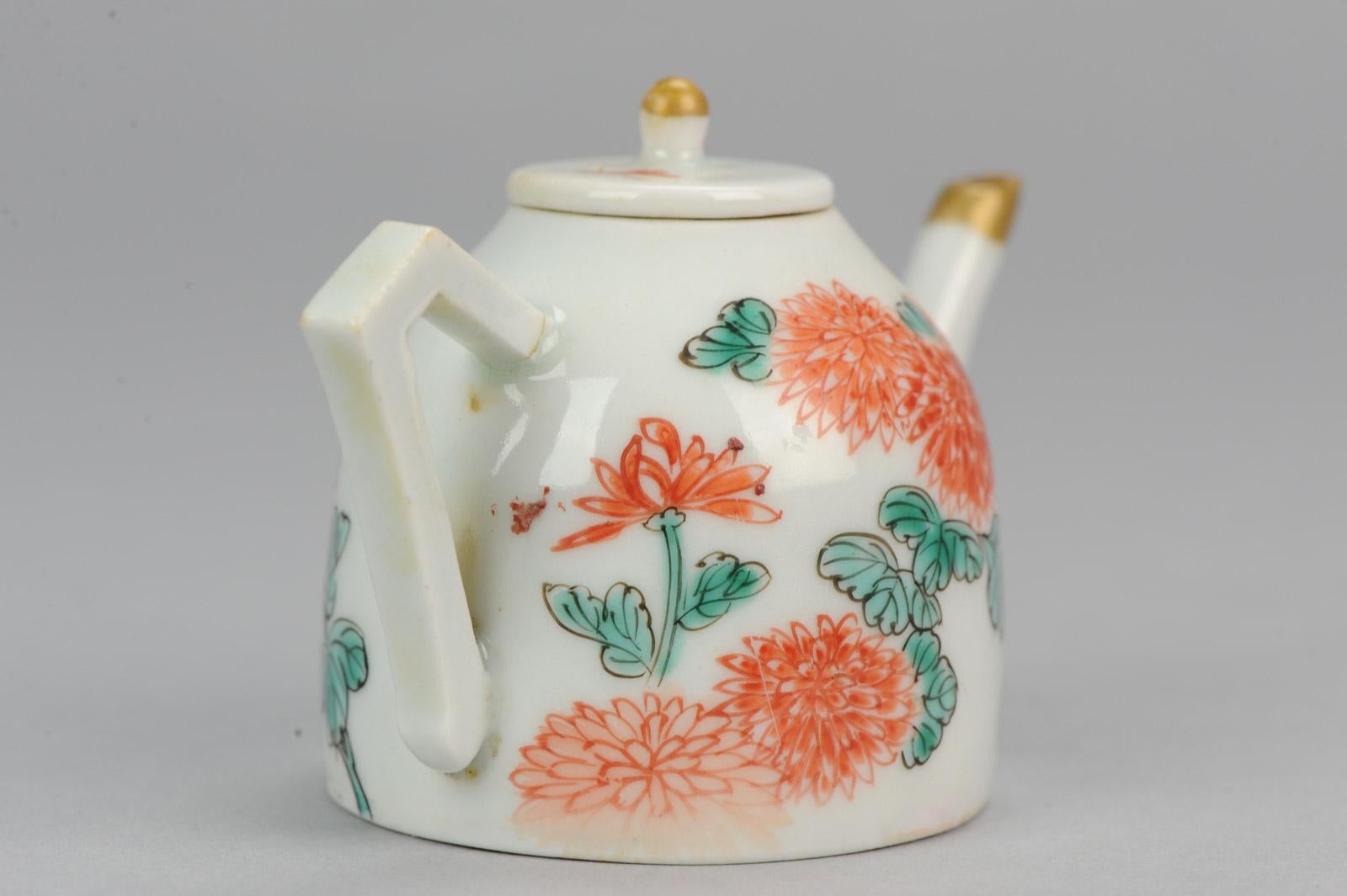 Miniature Rare Japanese Porcelain Teapot Arita Japan Chrysant, circa 1700 For Sale 1