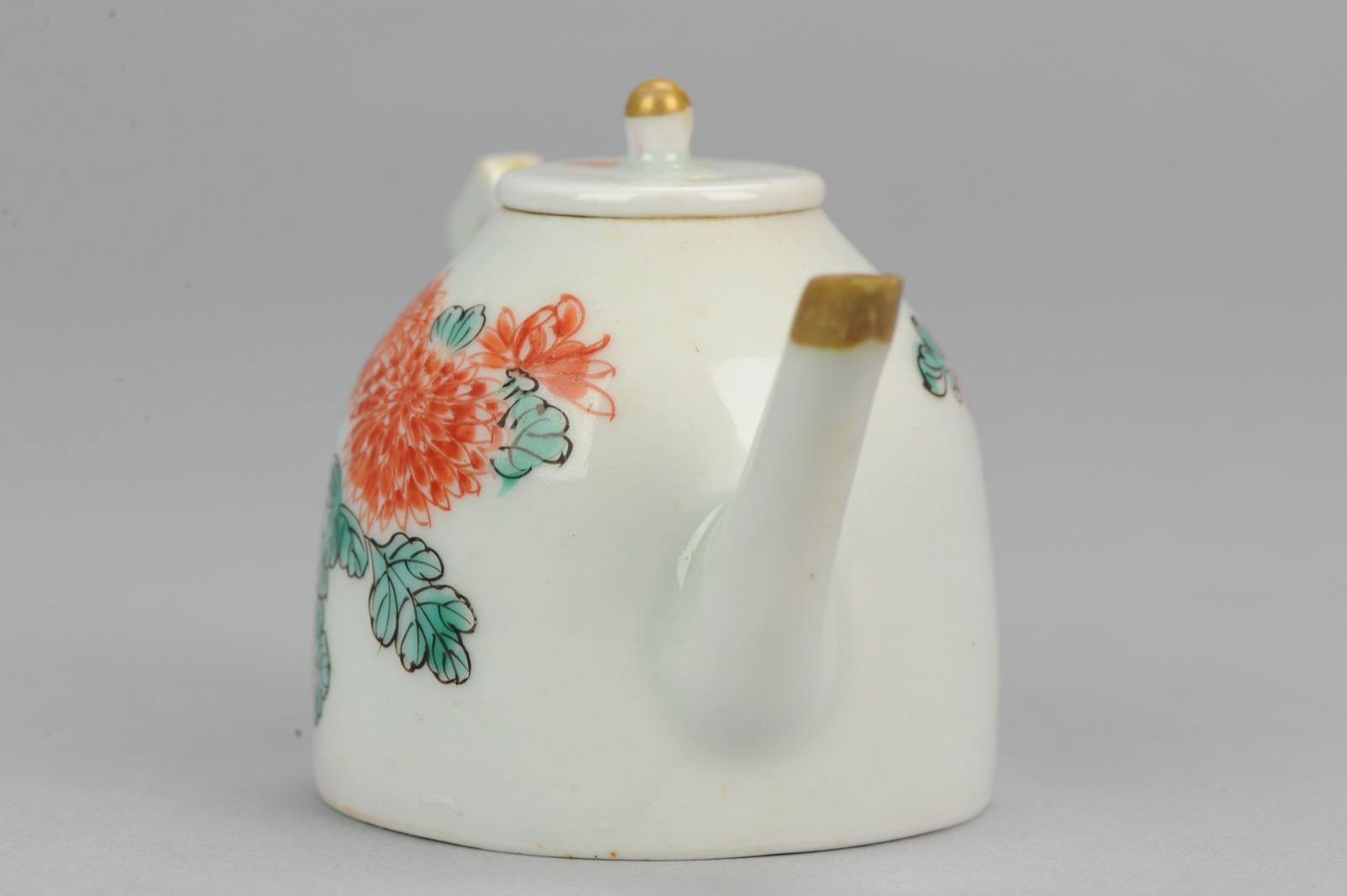 Miniature Rare Japanese Porcelain Teapot Arita Japan Chrysant, circa 1700 For Sale 2