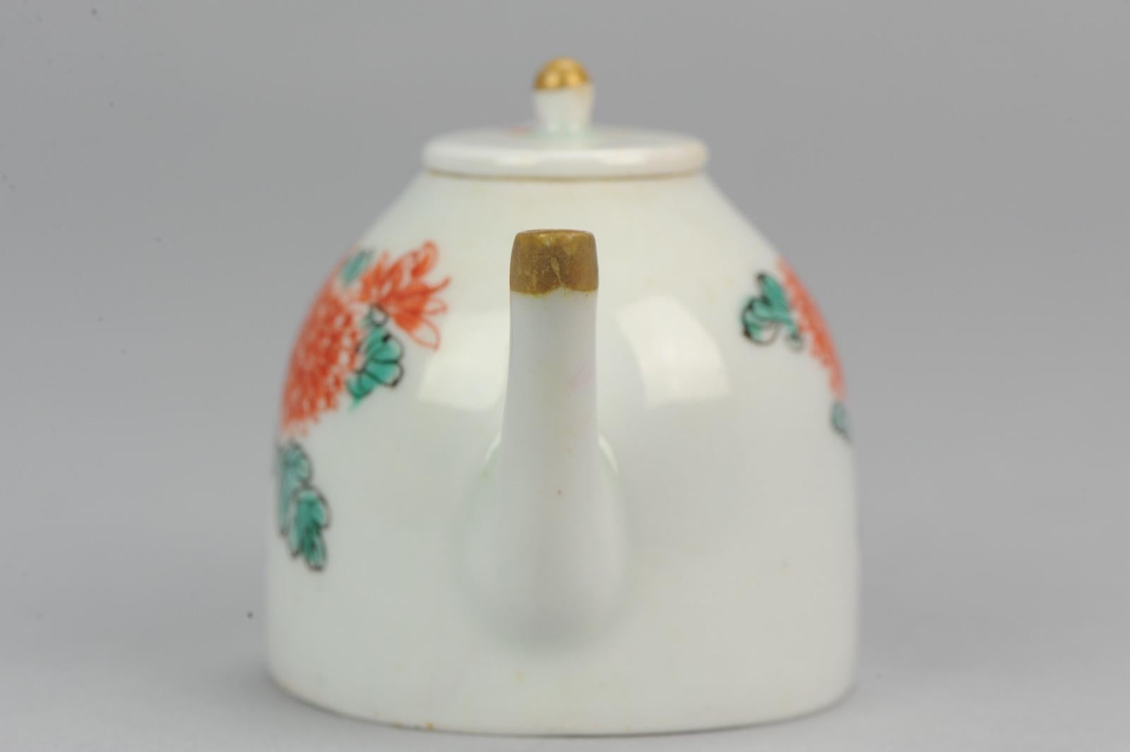 Miniature rare théière en porcelaine japonaise Arita Japan Chrysant:: circa 1700 en vente 1