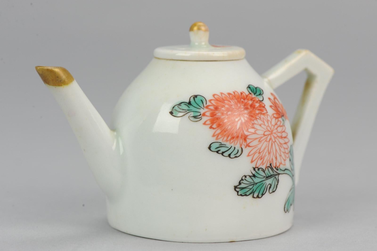 Miniature Rare Japanese Porcelain Teapot Arita Japan Chrysant, circa 1700 For Sale 4