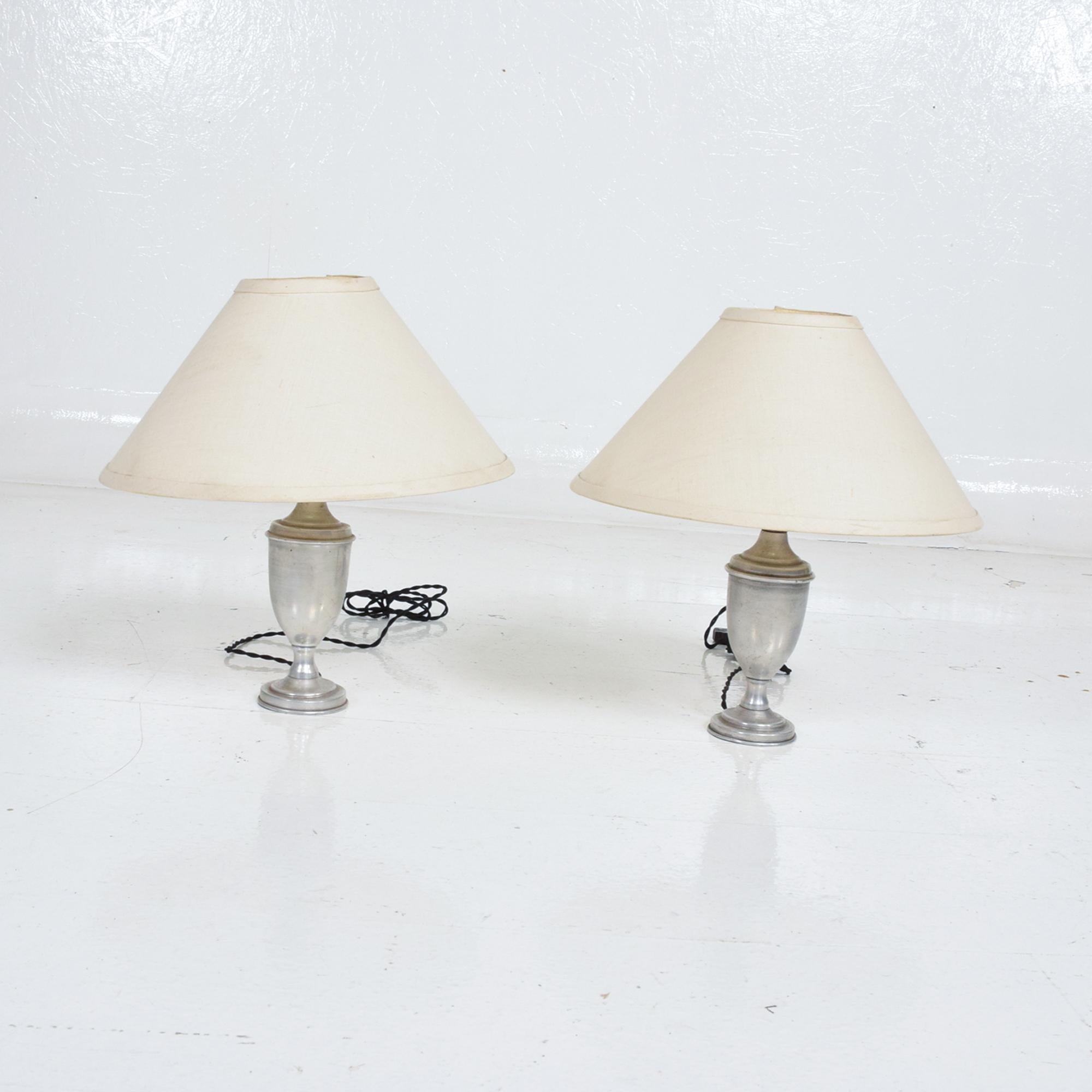 Table Lamps
Hollywood Regency Pair of Petite Table Desk Lamps in Aluminum.
Dimensions: 9.5 x 2.5 in diameter.
Made in the USA circa 1960s. Unmarked.
Constructed in aluminum. No lampshades are included.
Original Unrestored Vintage Condition. Rewired.
