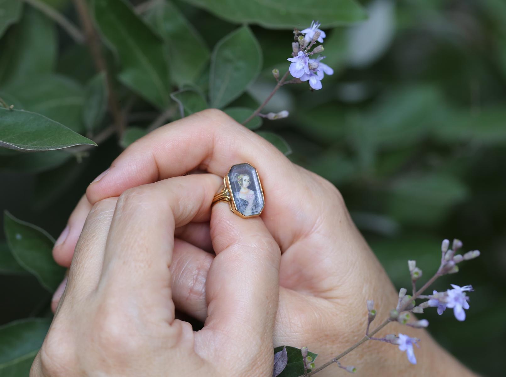 Anello in miniatura con ritratto di donna in oro 18 carati, 1820 In condizioni buone in vendita a Herzelia, Tel Aviv