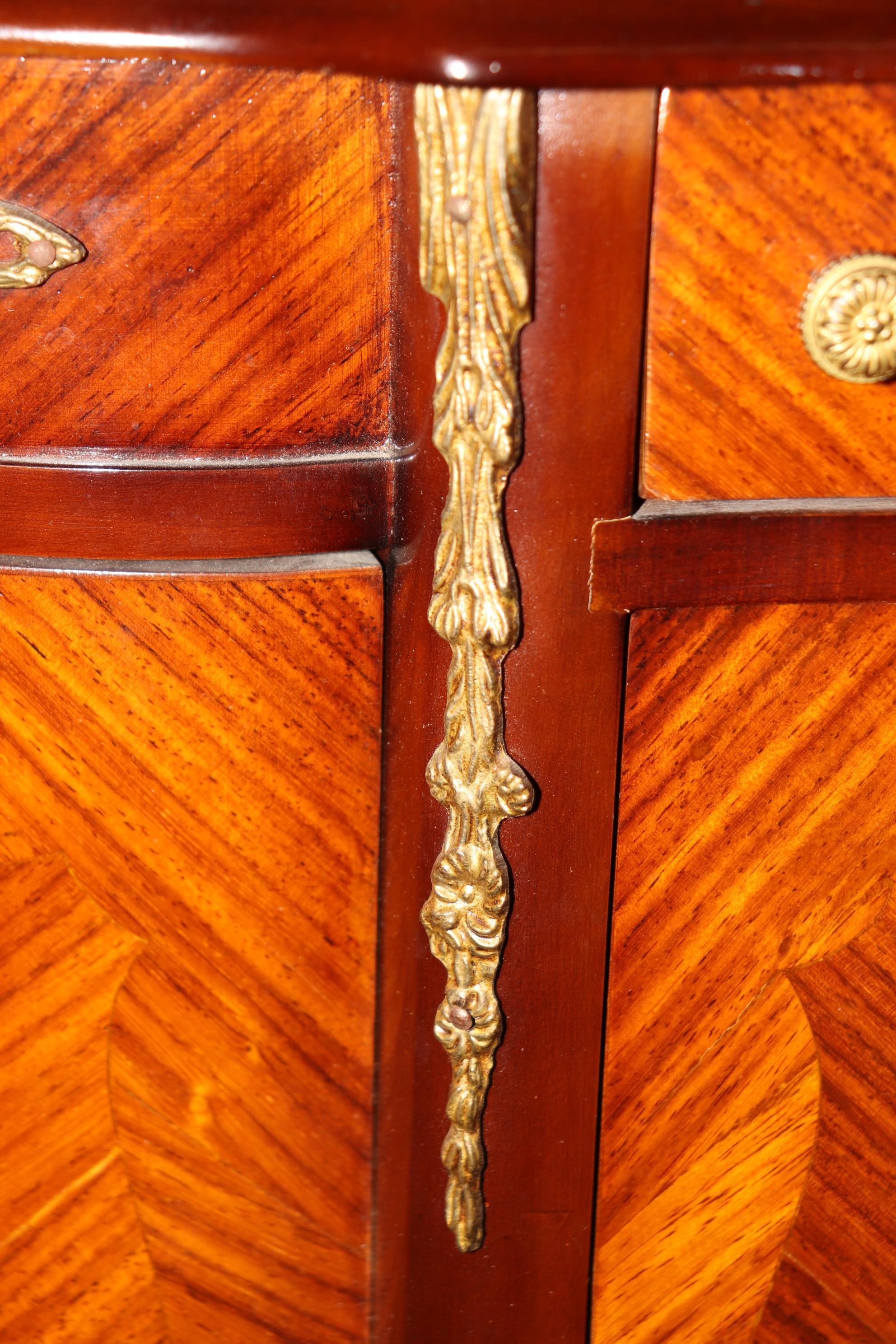 Boîte à bijoux miniature en marqueterie de style Louis XV en vente 4