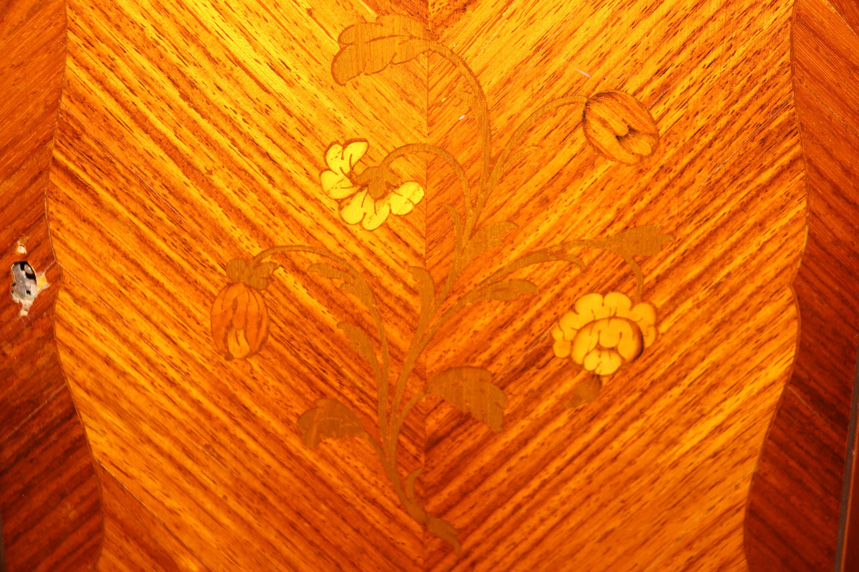Boîte à bijoux miniature en marqueterie de style Louis XV en vente 5
