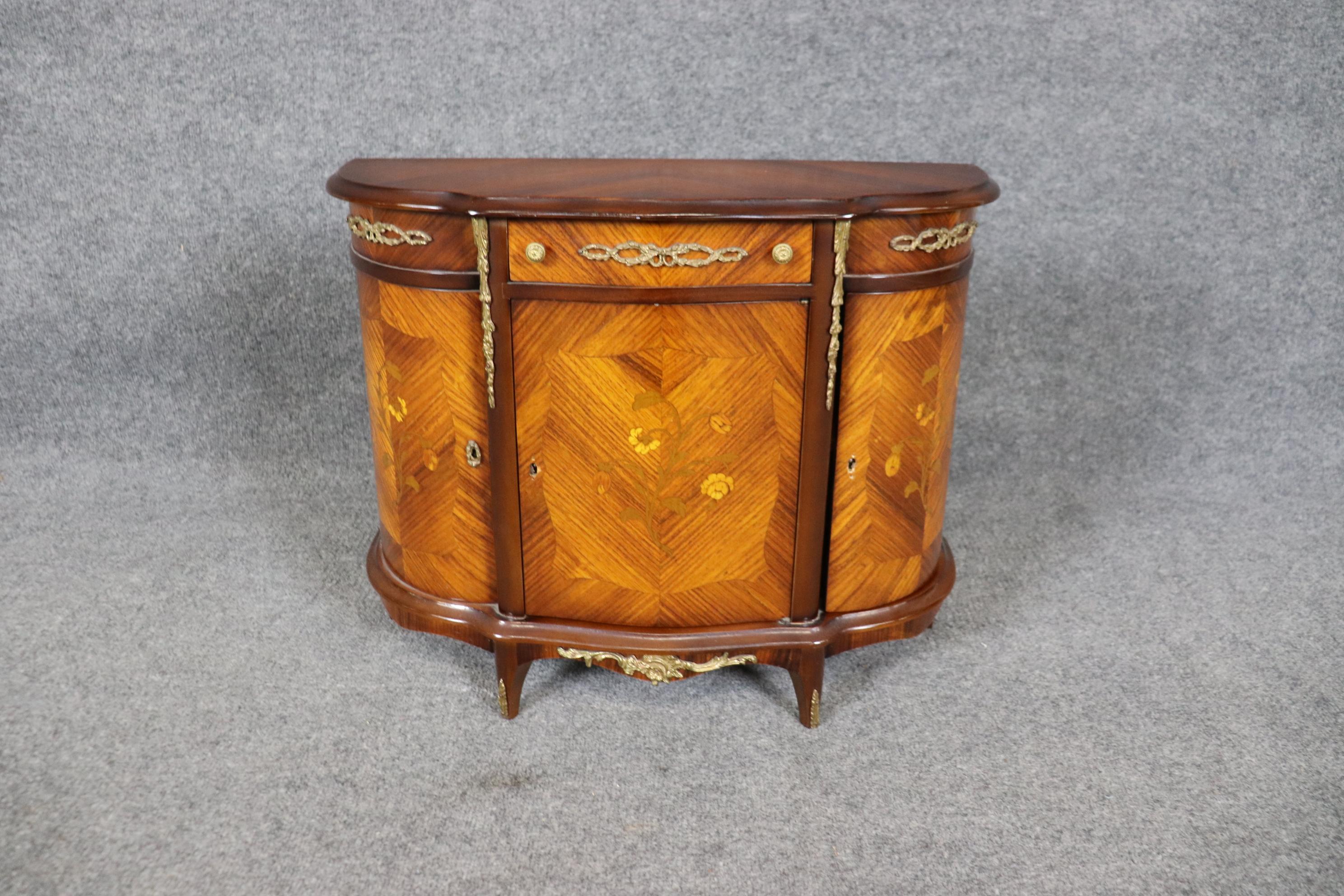 Il s'agit d'un magnifique échantillon de vendeur qui peut être utilisé comme boîte à bijoux. L'exécution est remarquablement soignée et les fleurs incrustées ainsi que les ferrures miniatures sont superbes. Ce coffret ferait un cadeau fantastique