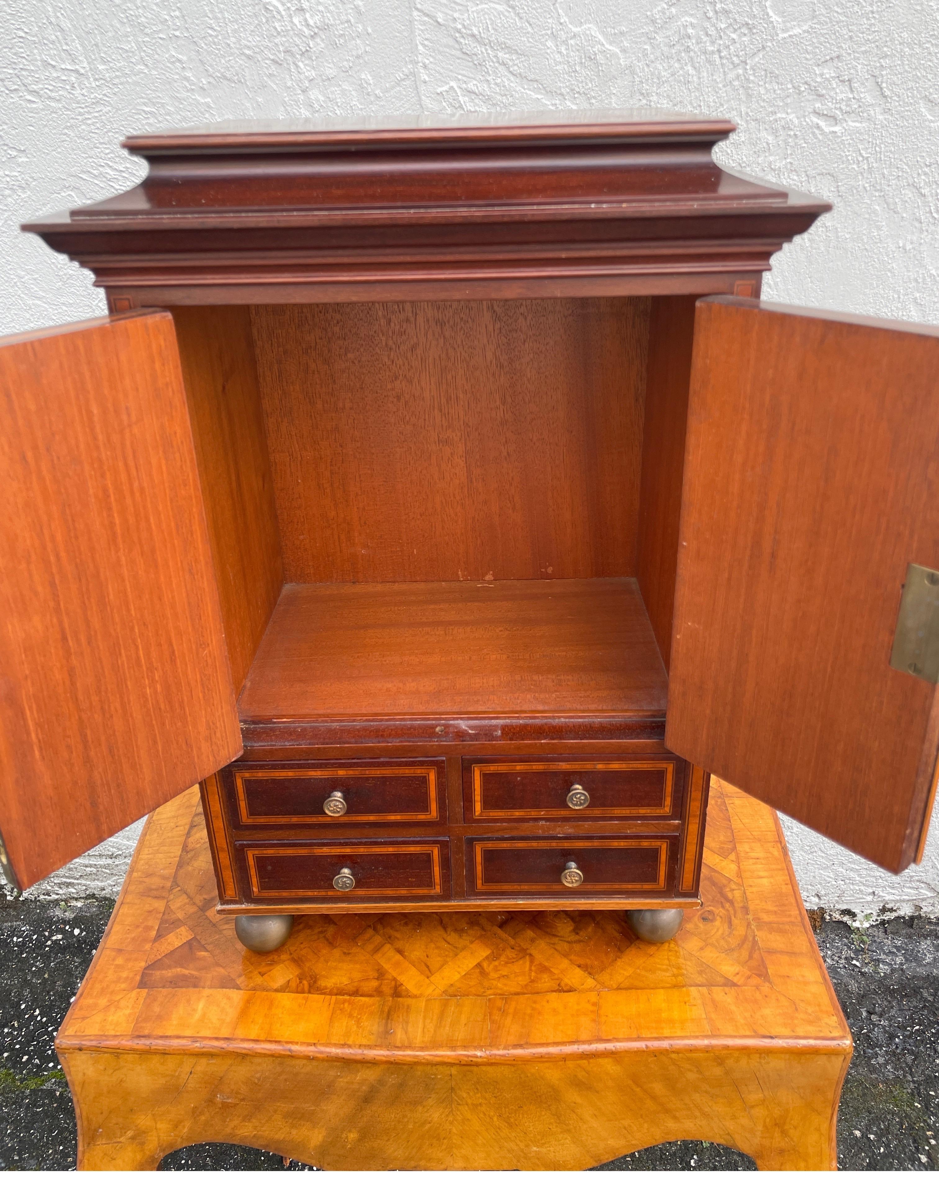 Campione di vendita in miniatura di un armadio a due ante e quattro cassetti. Splendidamente realizzato con dettagli a fascia intarsiati. Sarebbe un piccolo e grazioso portagioie per i ricordi.