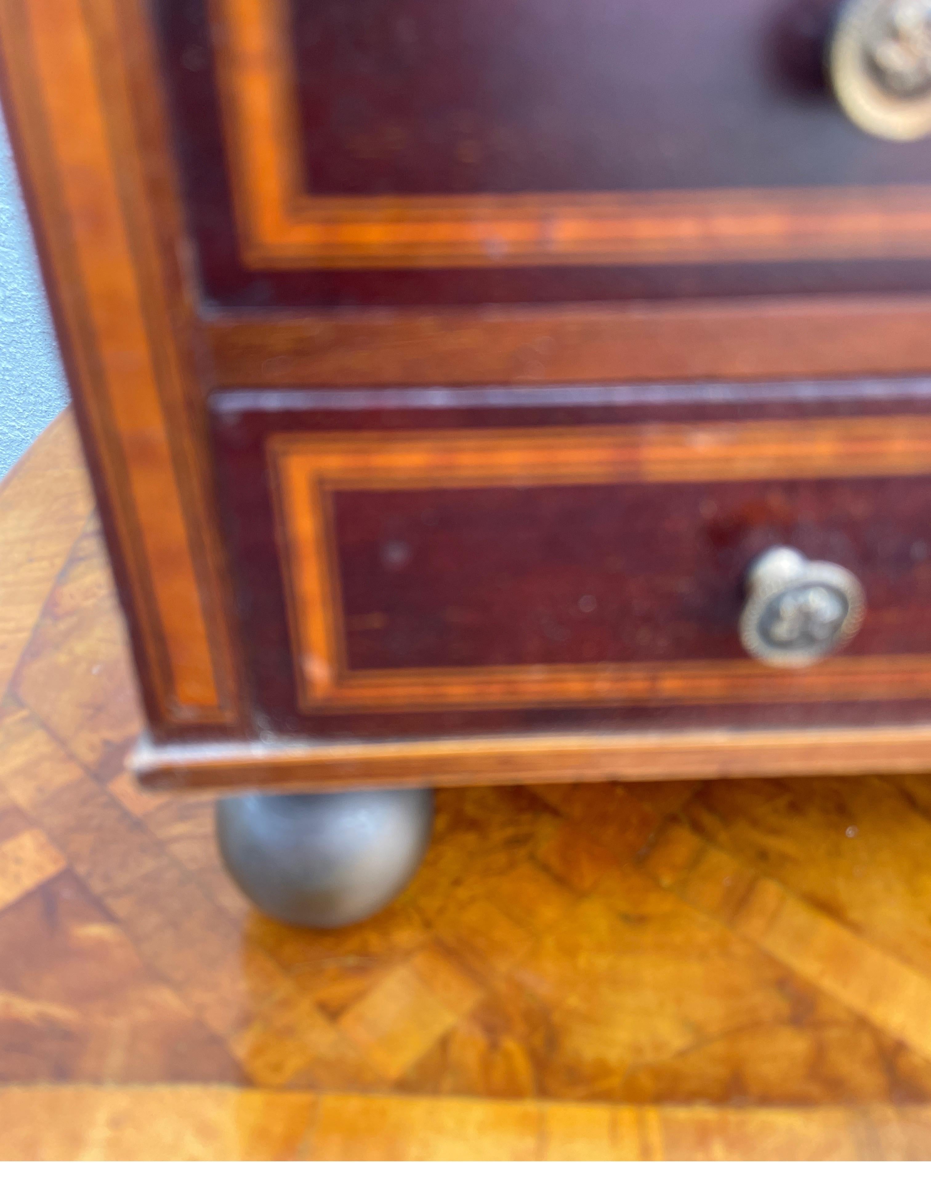 Mogano Campione di venditore in miniatura di un mobile intarsiato neoclassico in vendita