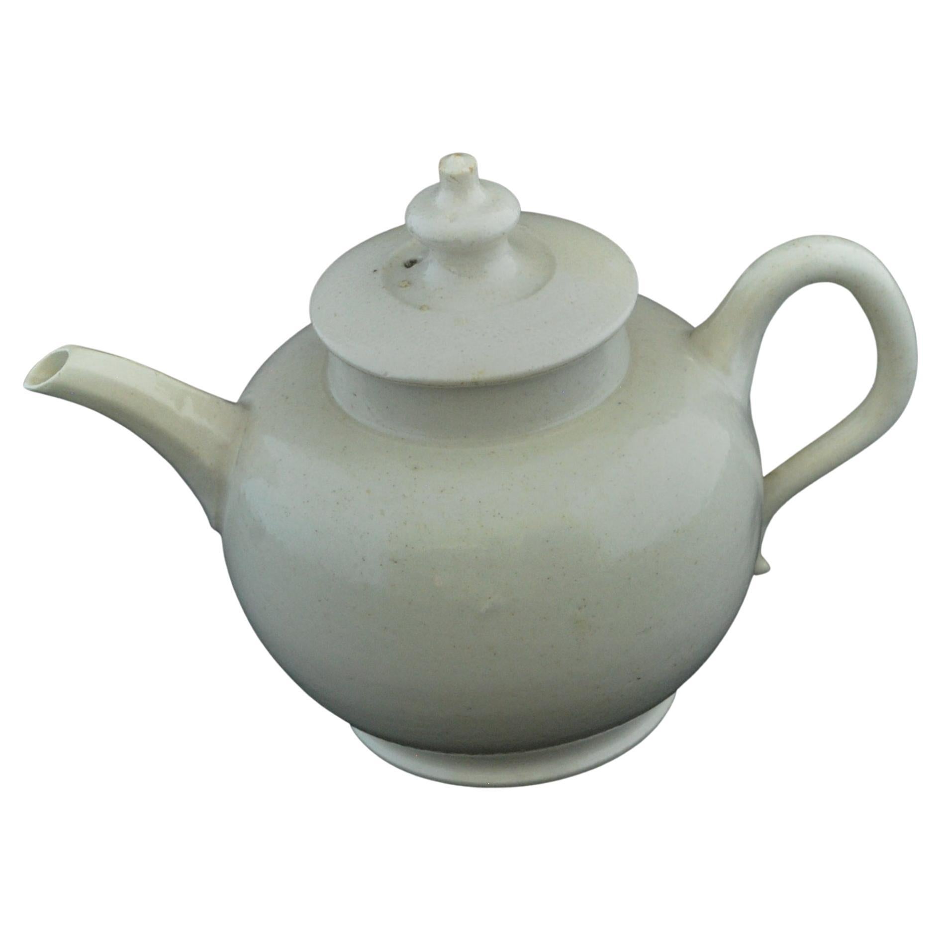 Tetera miniatura de esmalte salino, inglesa, hacia 1760 en venta