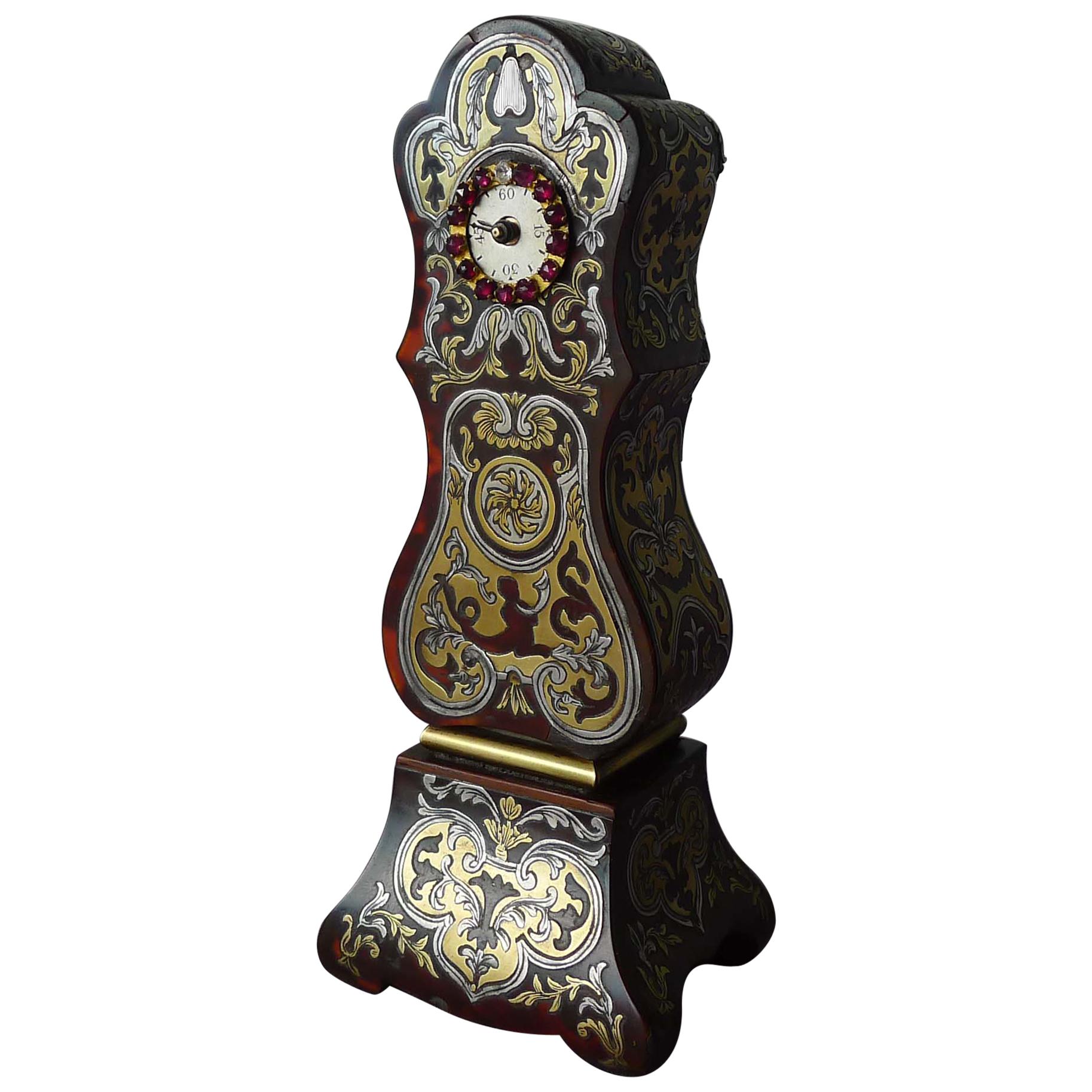 Orologio a cassa lunga Boulle in miniatura in tartaruga scarlatta, peltro e ottone in vendita