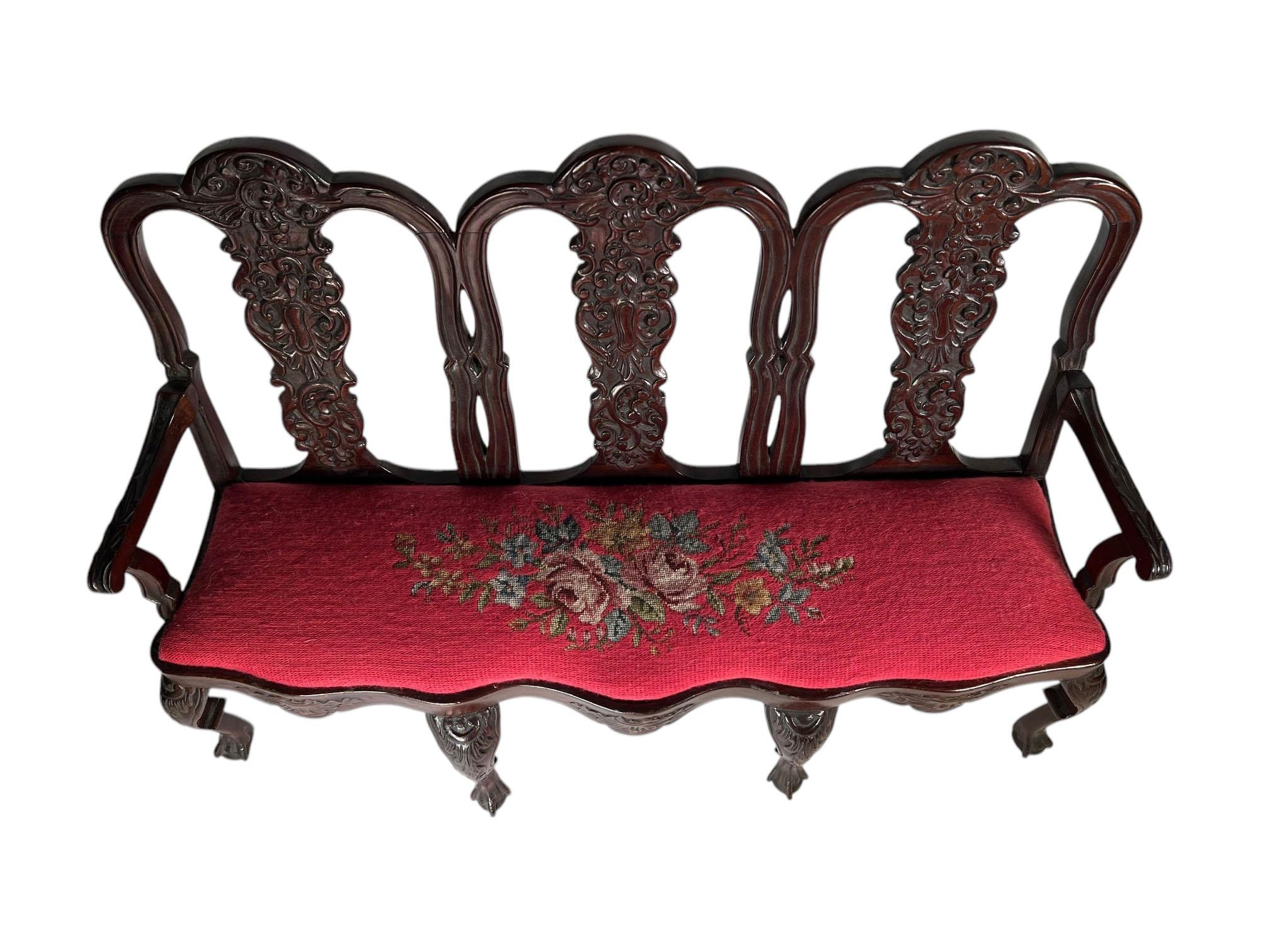 Divano in miniatura in legno intagliato con intagli di altissima qualità e un cuscino a punto d'ago. Francese, inizio del XX secolo.
