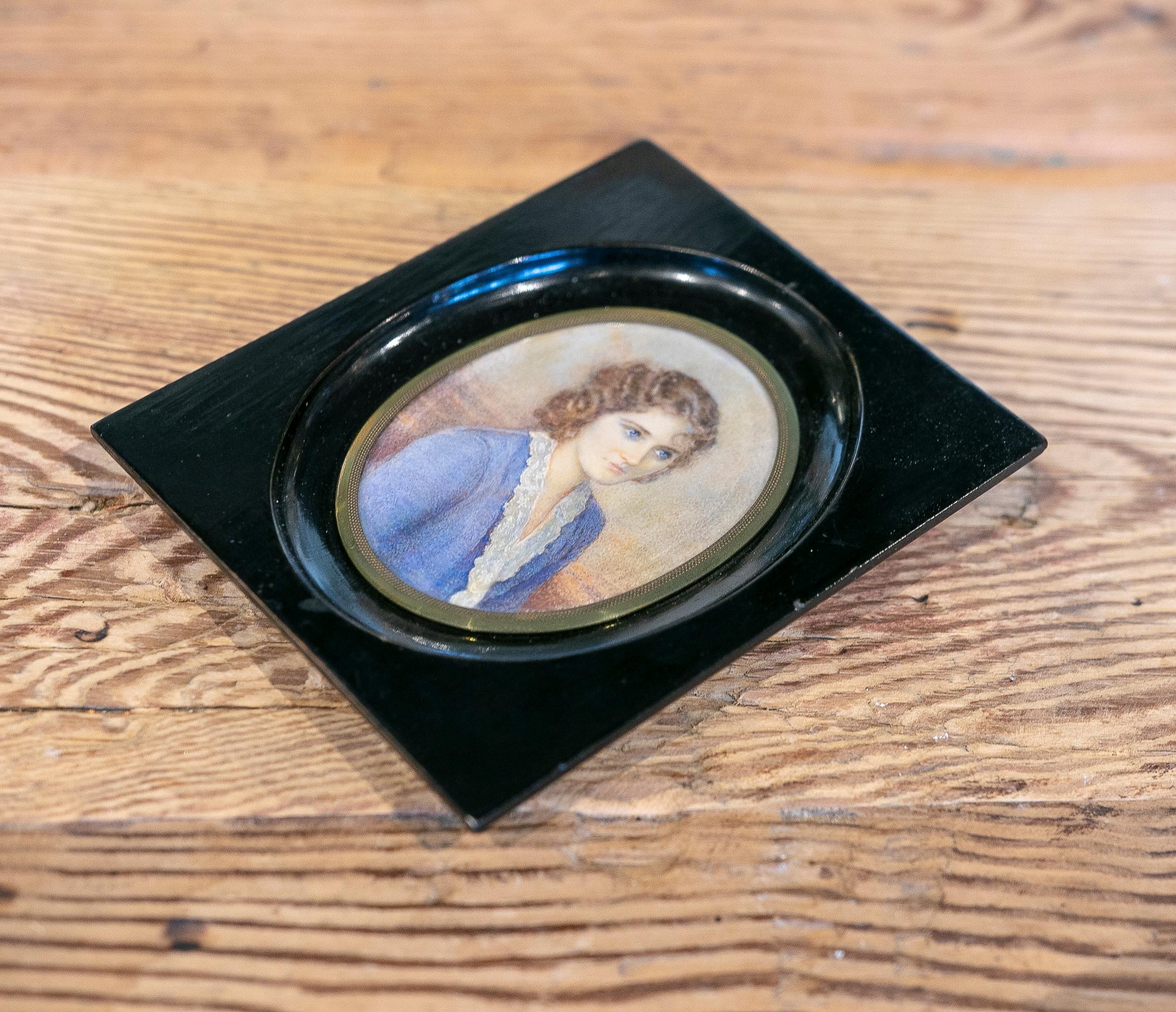 Miniatur signiert und gerahmt Aquarell Porträt einer Frau (20. Jahrhundert) im Angebot
