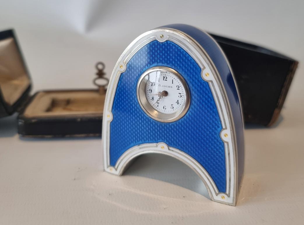 Un orologio da boudoir o da carrozza in miniatura in argento e smalto arabescato blu, nella sua custodia originale in pelle. Il quadrante in smalto bianco è contrassegnato dalla dicitura 