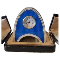 Reloj de viaje o carruaje en miniatura de plata y esmalte guilloché azul