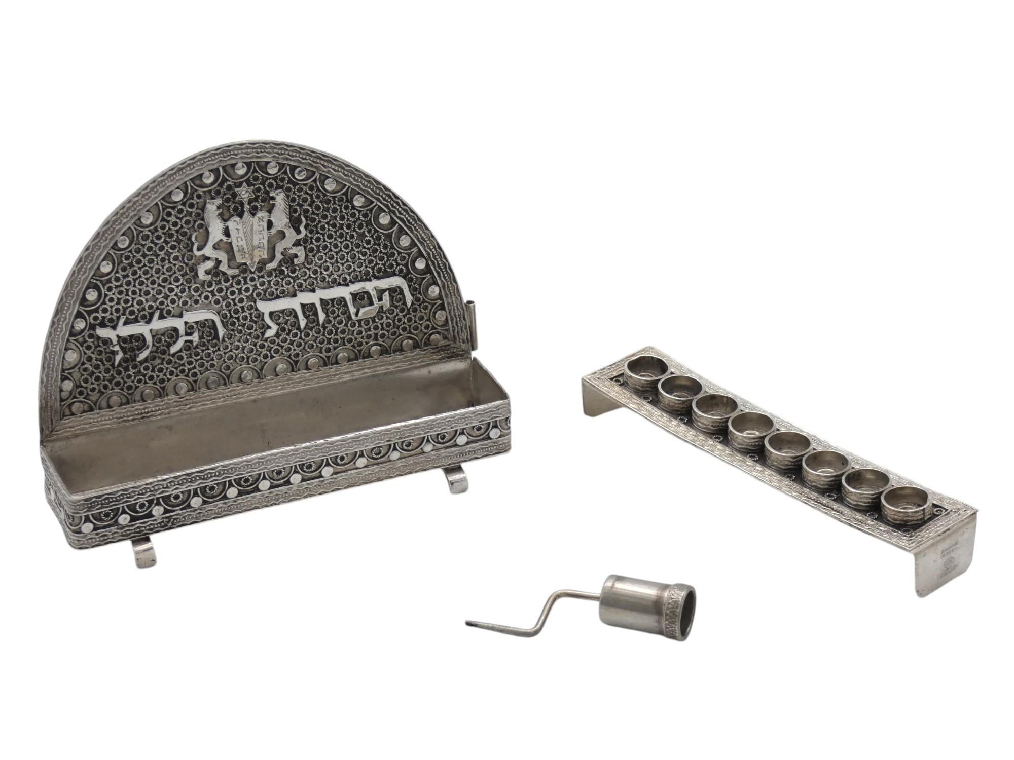 Menorah in miniatura in argento per la lampada di Hanukkah, I M. Fain, Israel, 1950 circa. Judaica In condizioni buone in vendita a New York, NY
