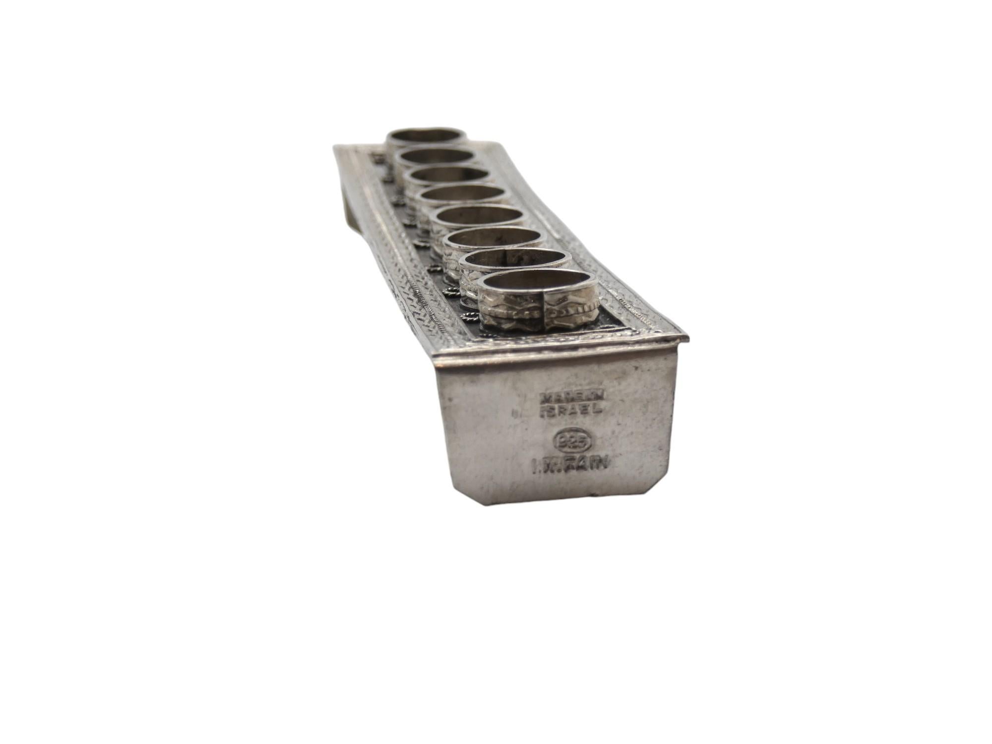 Metà XX secolo Menorah in miniatura in argento per la lampada di Hanukkah, I M. Fain, Israel, 1950 circa. Judaica in vendita