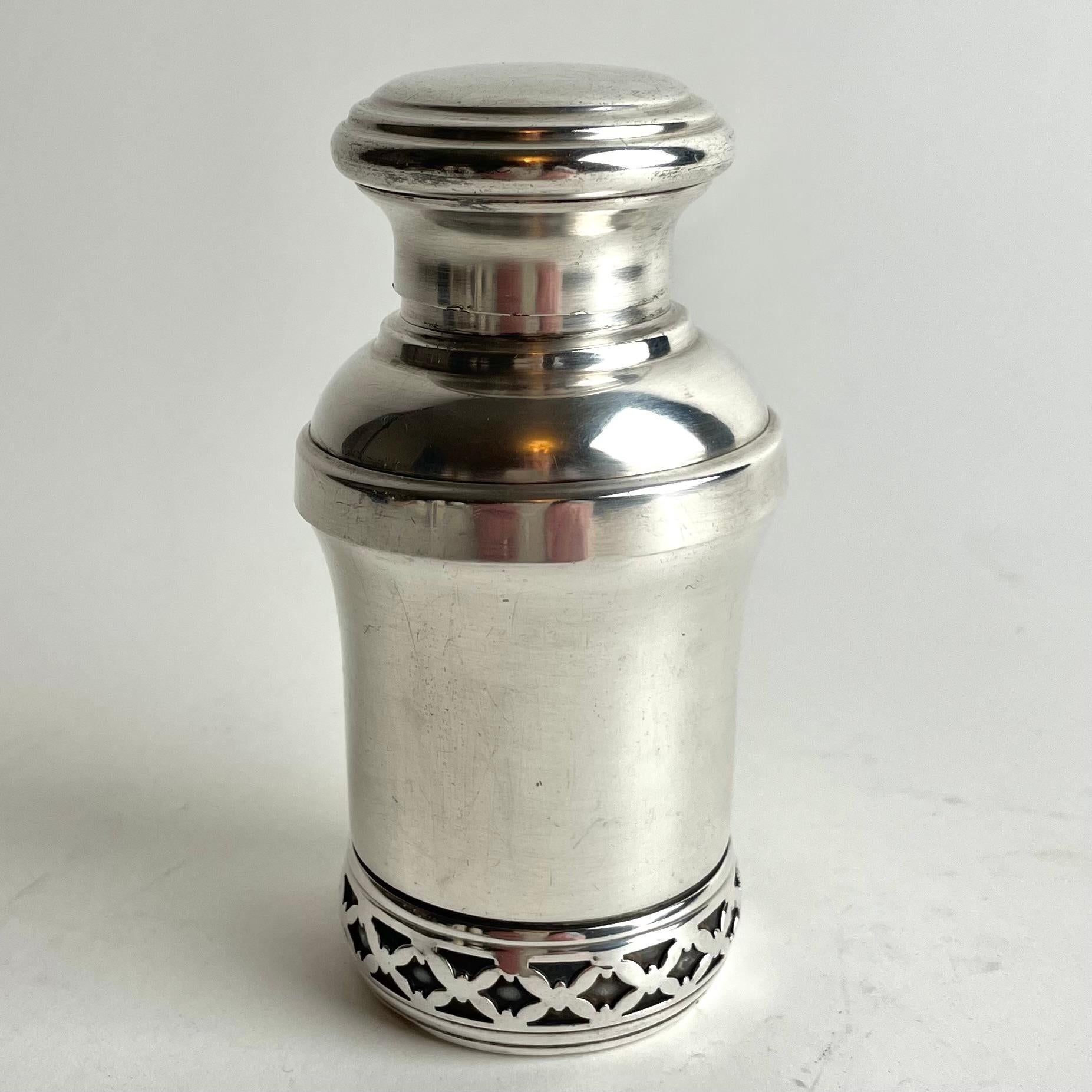 Miniature Silver-Plated Cocktail Shake for lemon and lime, Art Deco, 1930s

A charming miniature cocktail shaker in silver-plated metal, designed for lemon or lime juice. Though perfectly proportioned like a full-size shaker, it is delightfully