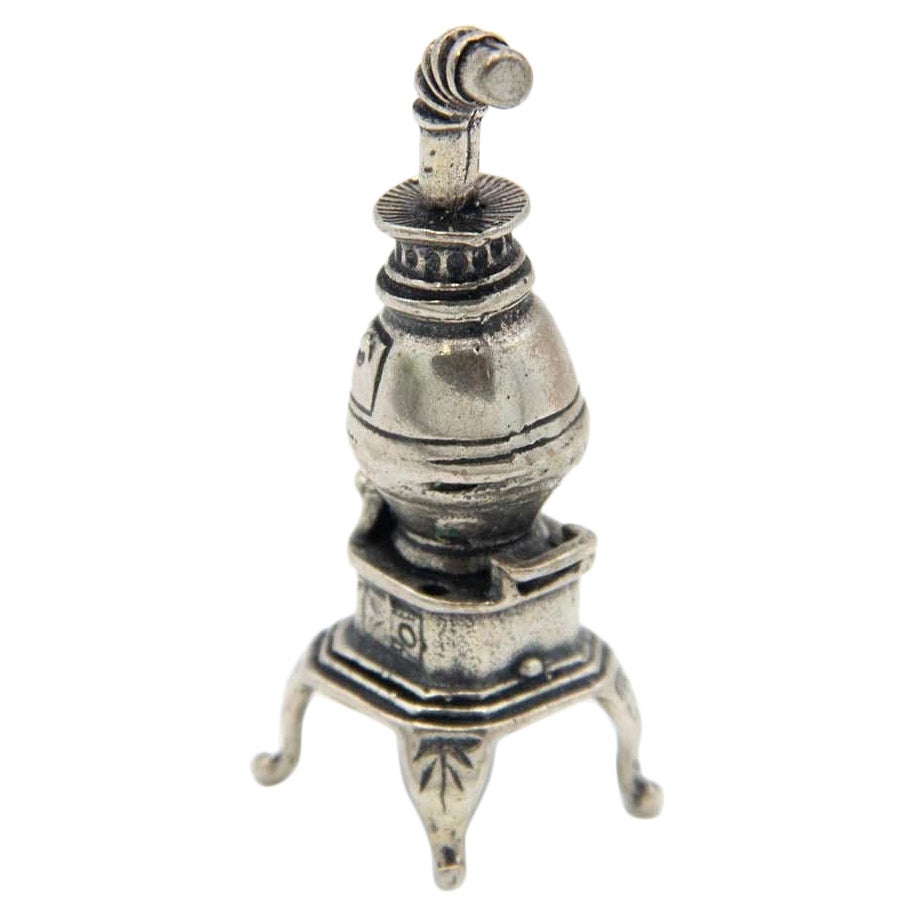 Miniature silver salamander with four support legs en vente