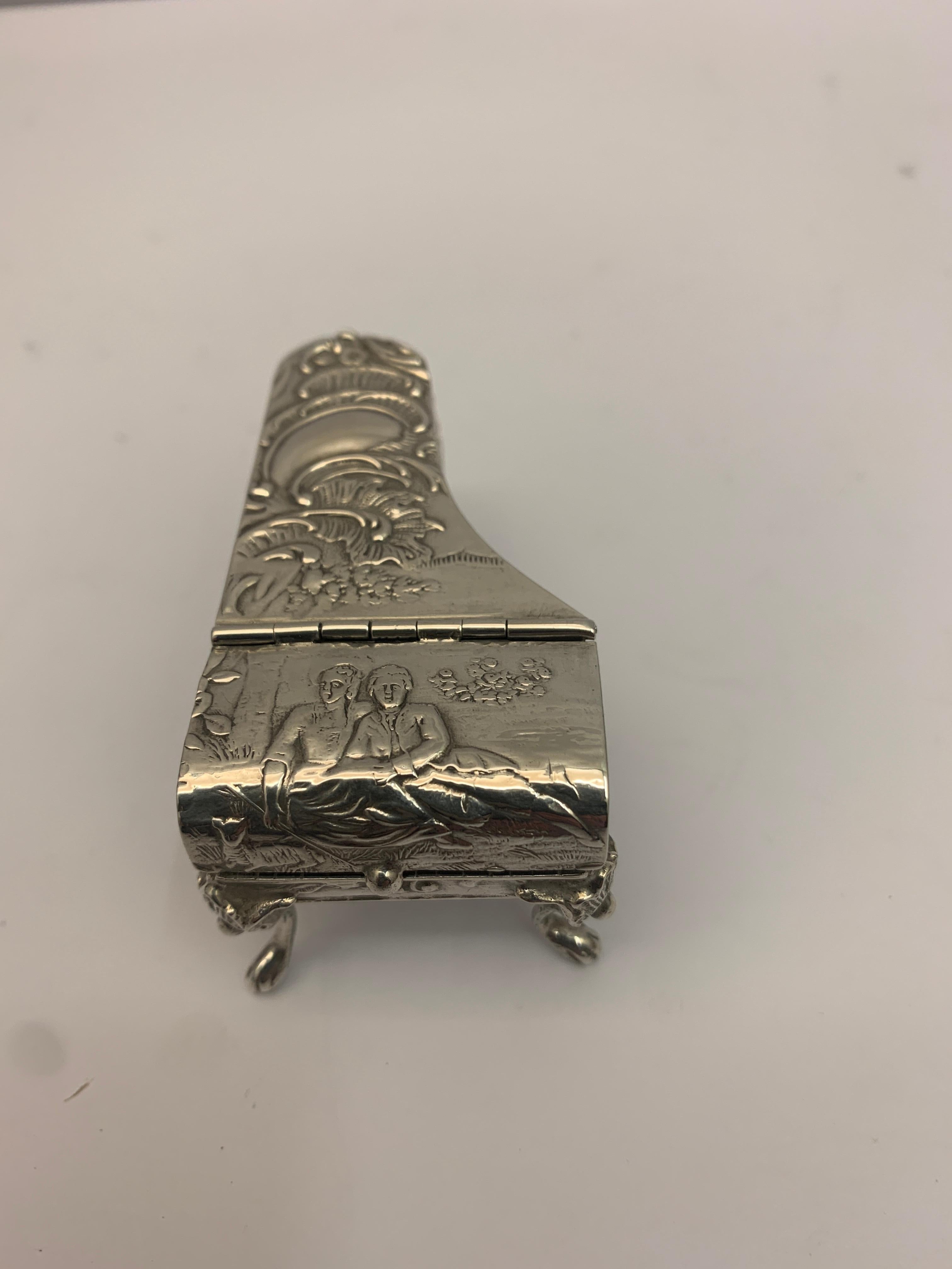 Miniature silver piano shaped vesta. 

Made in 1900.
