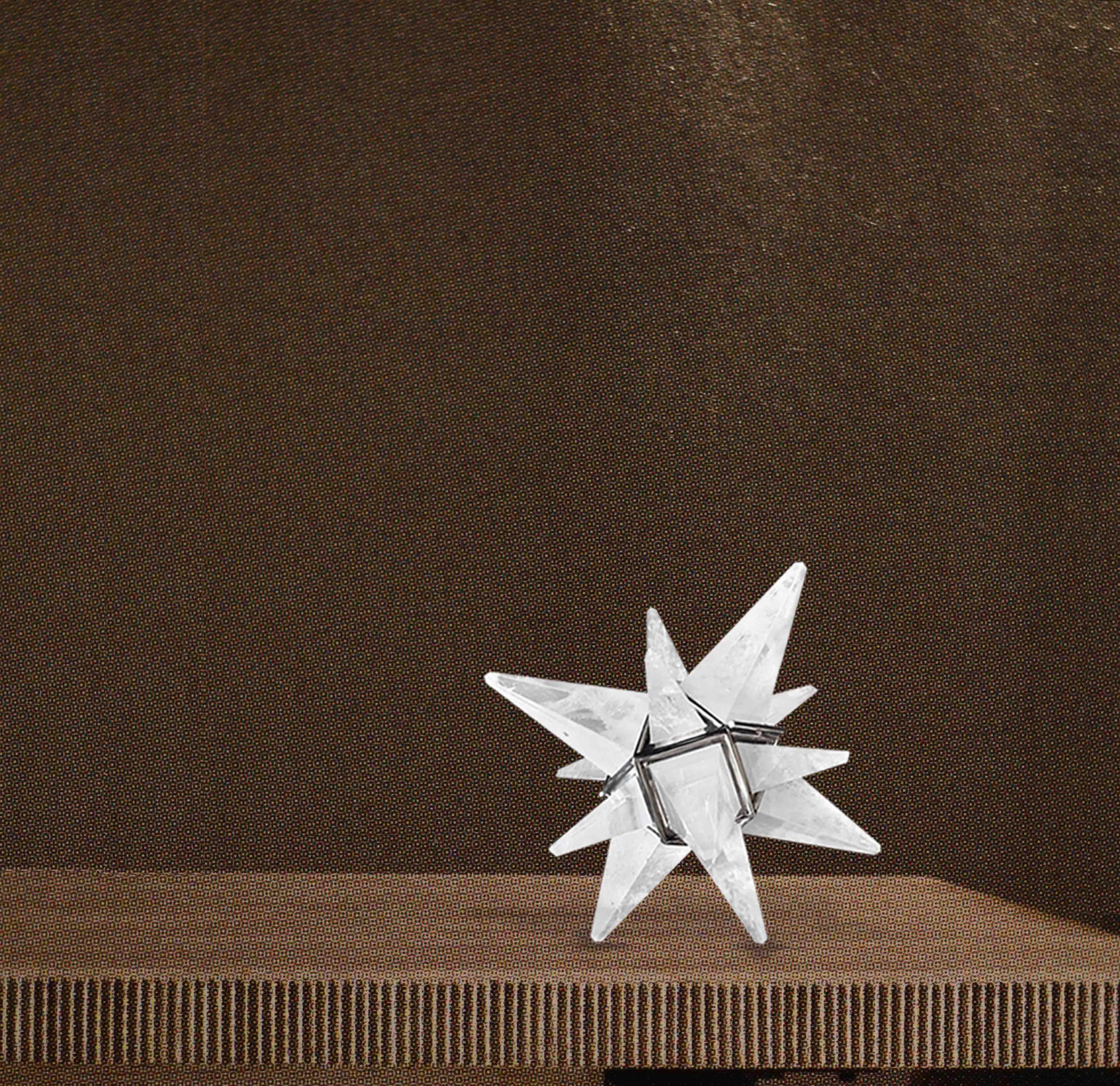 Una estrella en miniatura forma una lámpara de sobremesa de cristal de roca con marco niquelado. Creado por Phoenix Gallery, NYC.
Una toma instalada. Utiliza un candelabro LED de 75 vatios.
Bombilla suministrada.
 