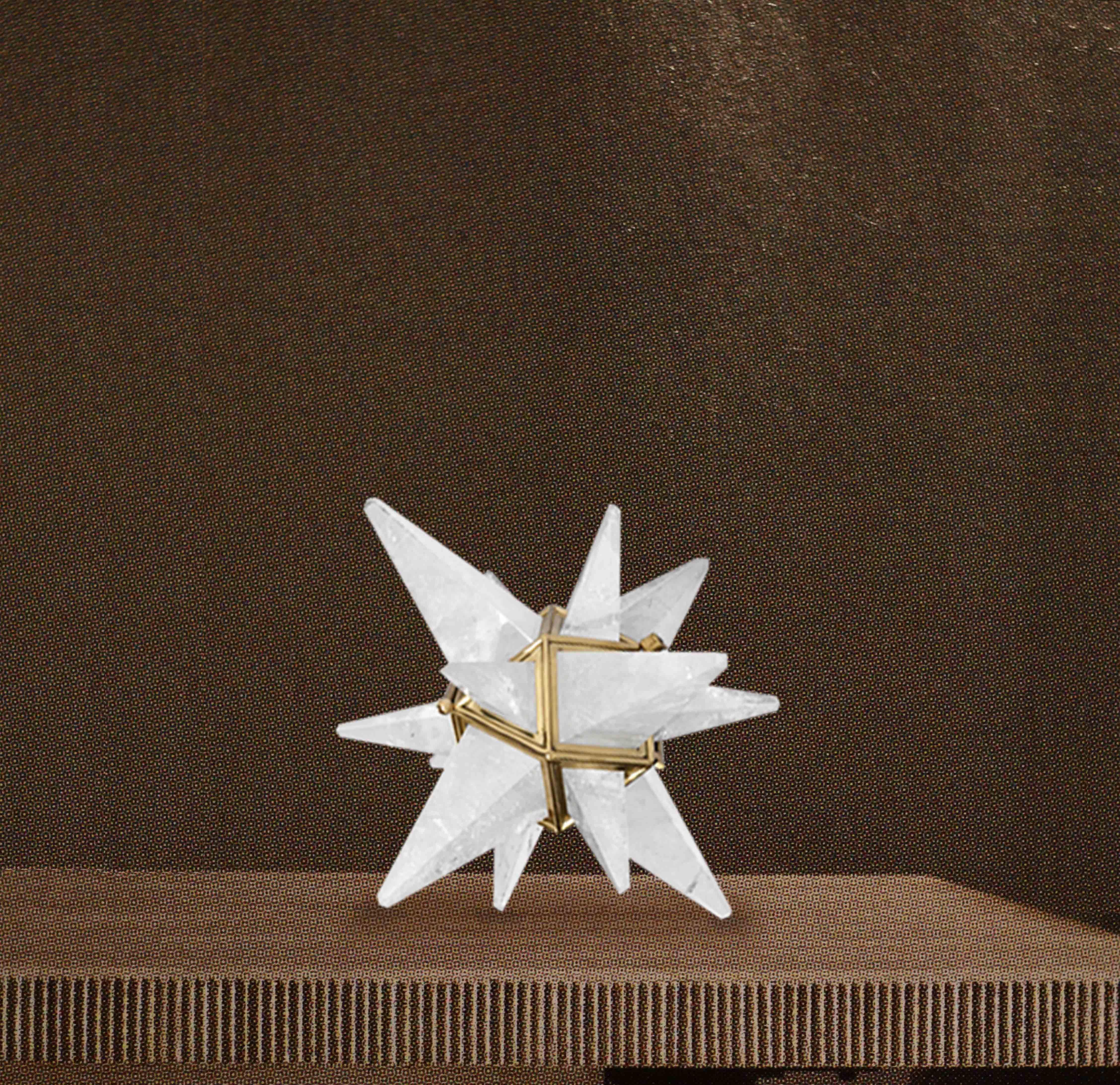 Una estrella en miniatura forma una lámpara de sobremesa de cristal de roca con marco de latón pulido. Creado por Phoenix Gallery, NYC.
Una toma instalada. Utiliza un candelabro LED de 75 vatios.
Bombilla suministrada.
 