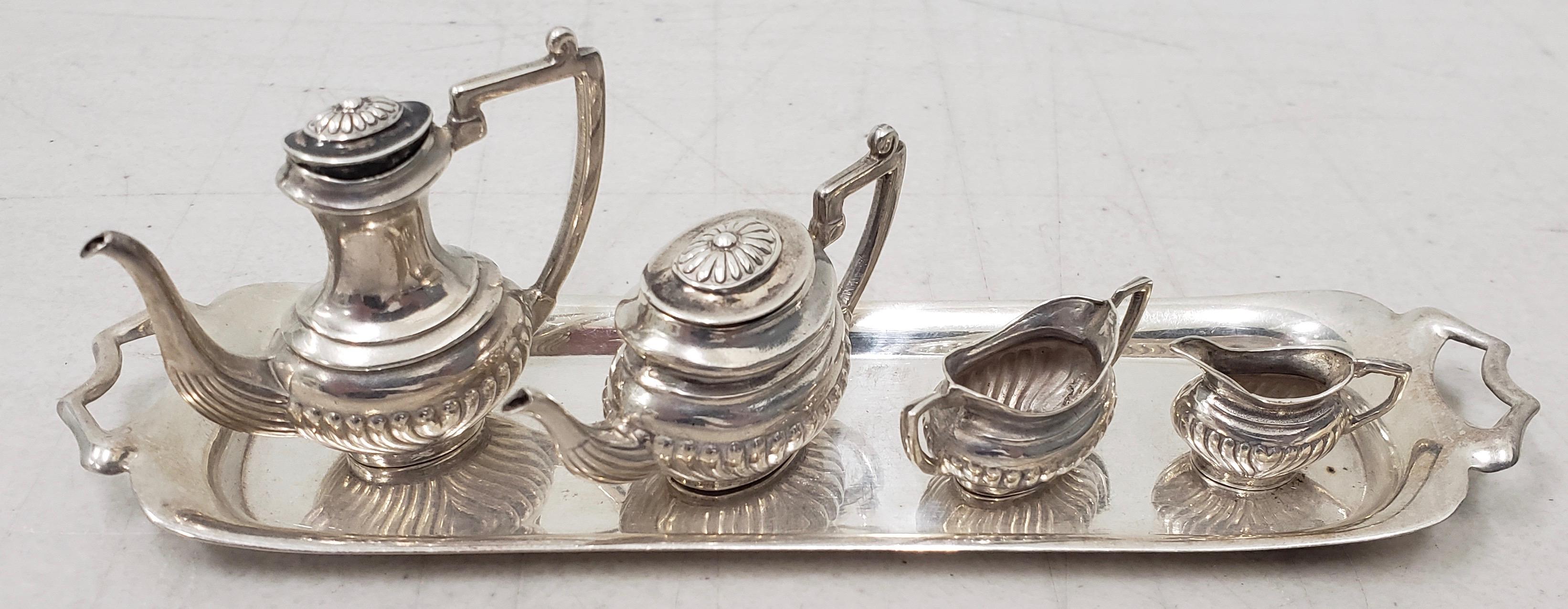 Miniature sterling coffee and tea set with British hallmarks

Charming sterling silver coffee and tea set with hallmarks.

Each piece is in excellent condition. The tray measures 6