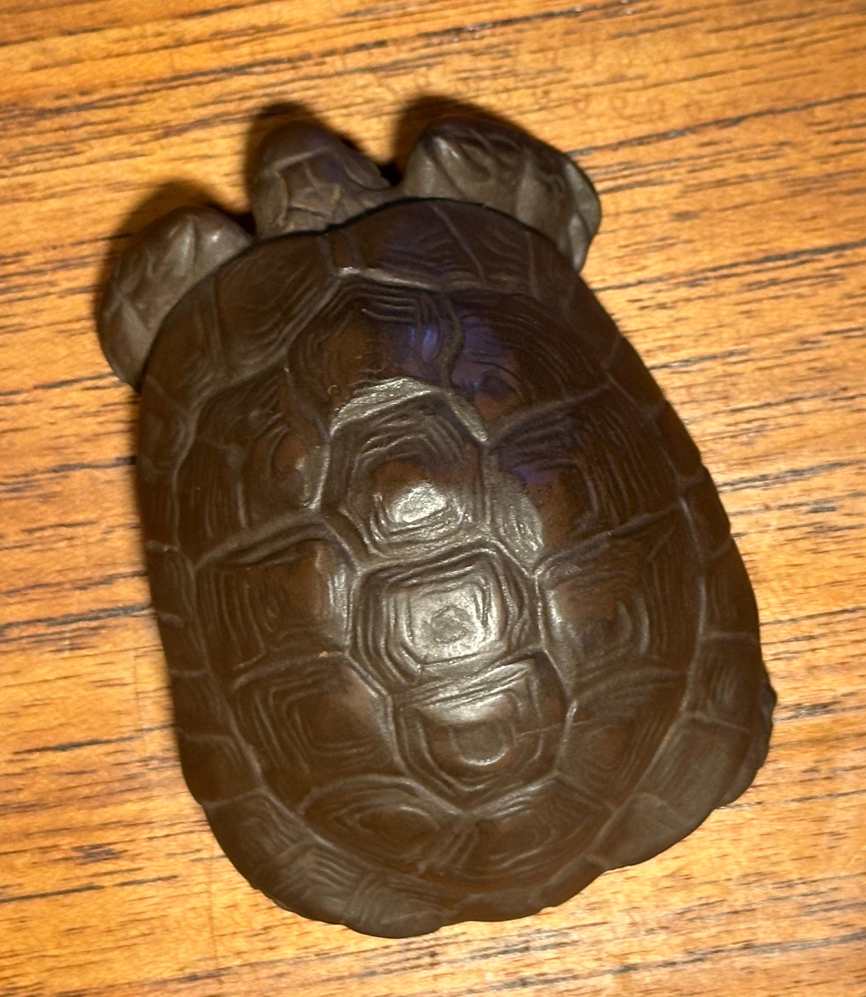 Scultura in miniatura di tartaruga in gres di Meissen Boettger, anni '70 circa. Il pezzo è in ottime condizioni, senza scheggiature o crepe, e misura 2,25 