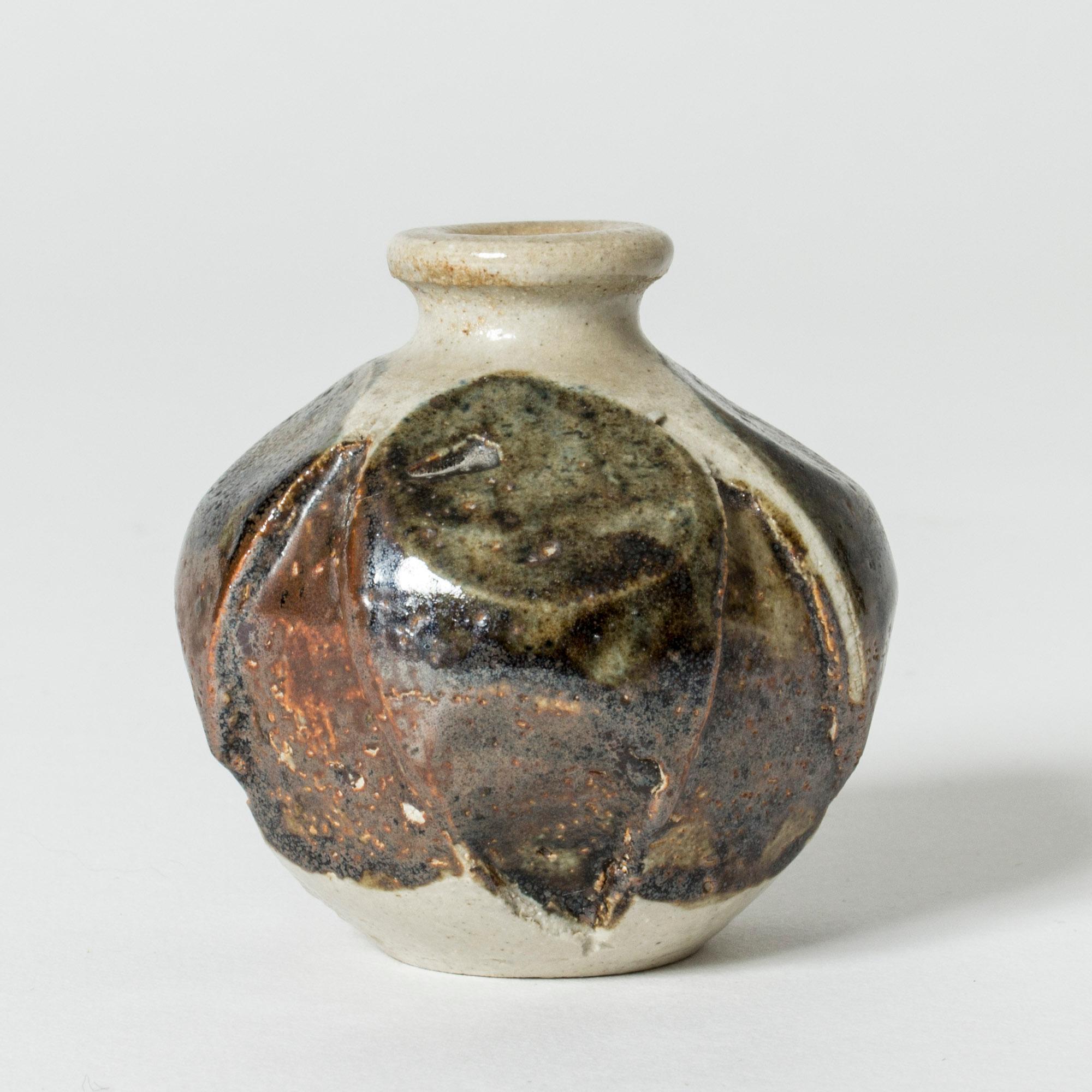 Miniatur-Vase aus Steinzeug von Anders B. Liljefors, pflaumenförmig mit strukturierter Oberfläche. Teilweise glasiert in Rost- und Brauntönen.

Anders B. Liljefors war ein schwedischer Keramiker, Bildhauer und Maler. Er verbrachte insgesamt zehn