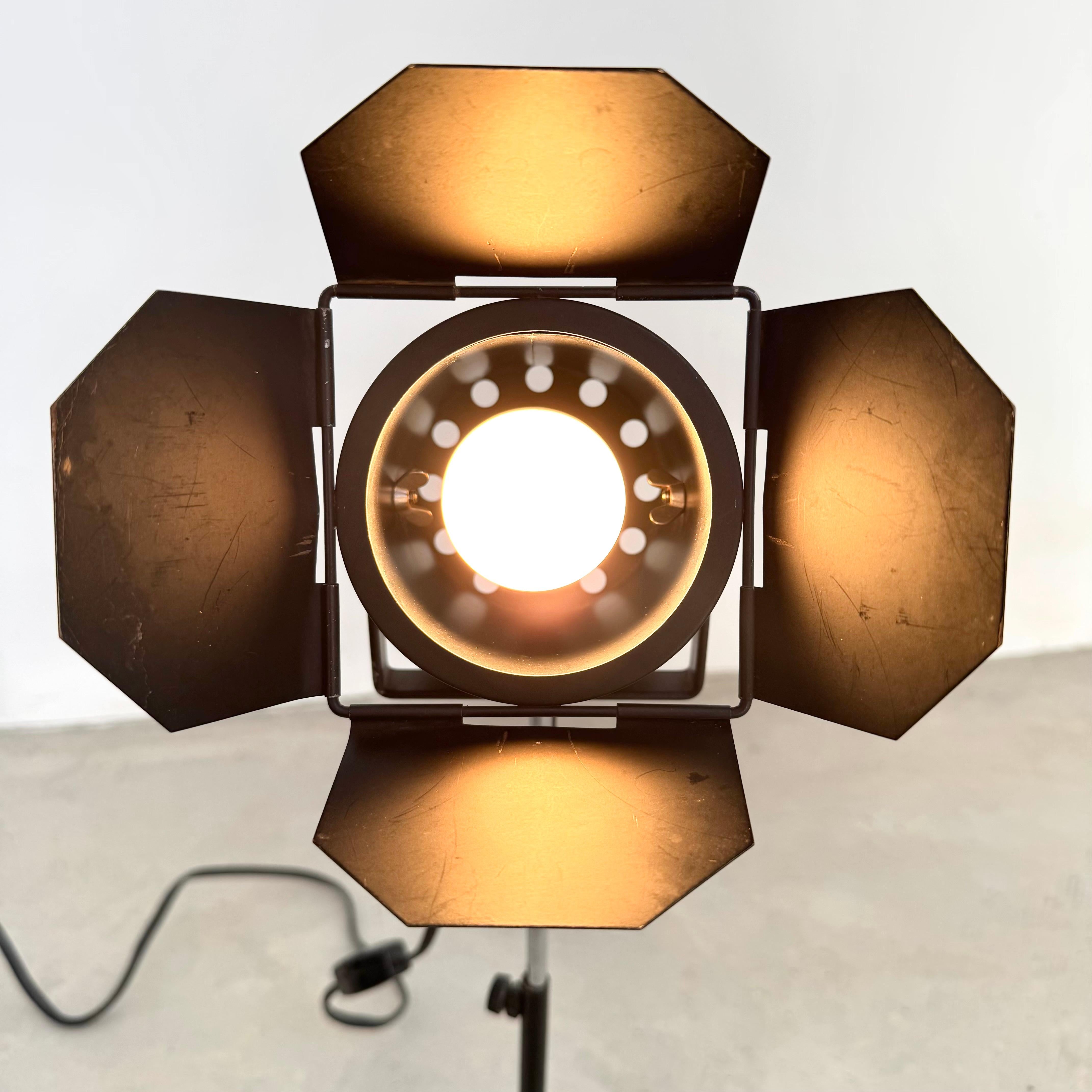 Estupendo juego de luces de los años 80 importado por Comoy's de Londres, Japón. Presenta una luminaria en forma de tonel con persianas articuladas. El accesorio puede girar un círculo completo y puede ajustarse verticalmente. Gira el interruptor