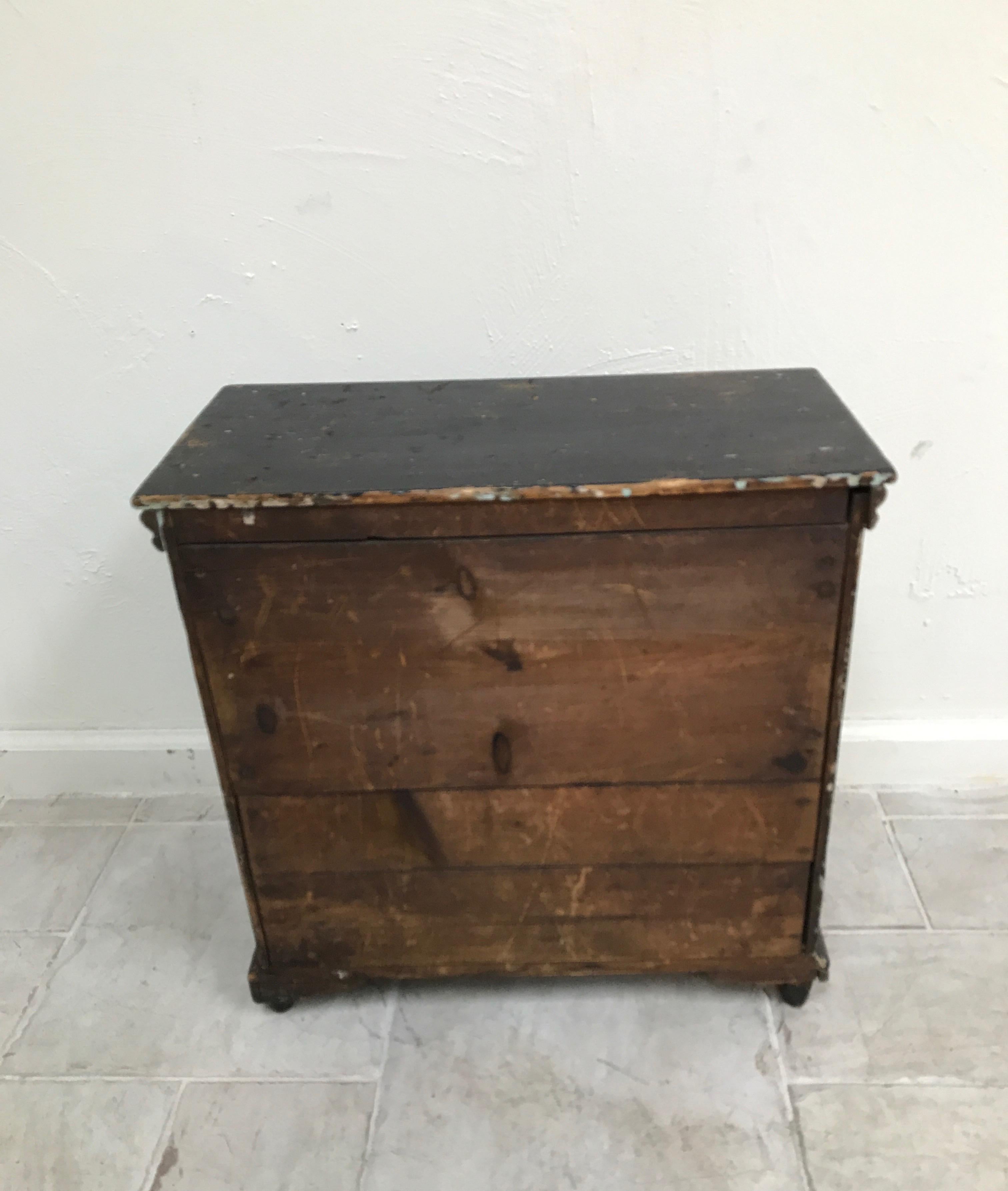 Legno Cassettone svedese in miniatura a quattro cassetti in vendita