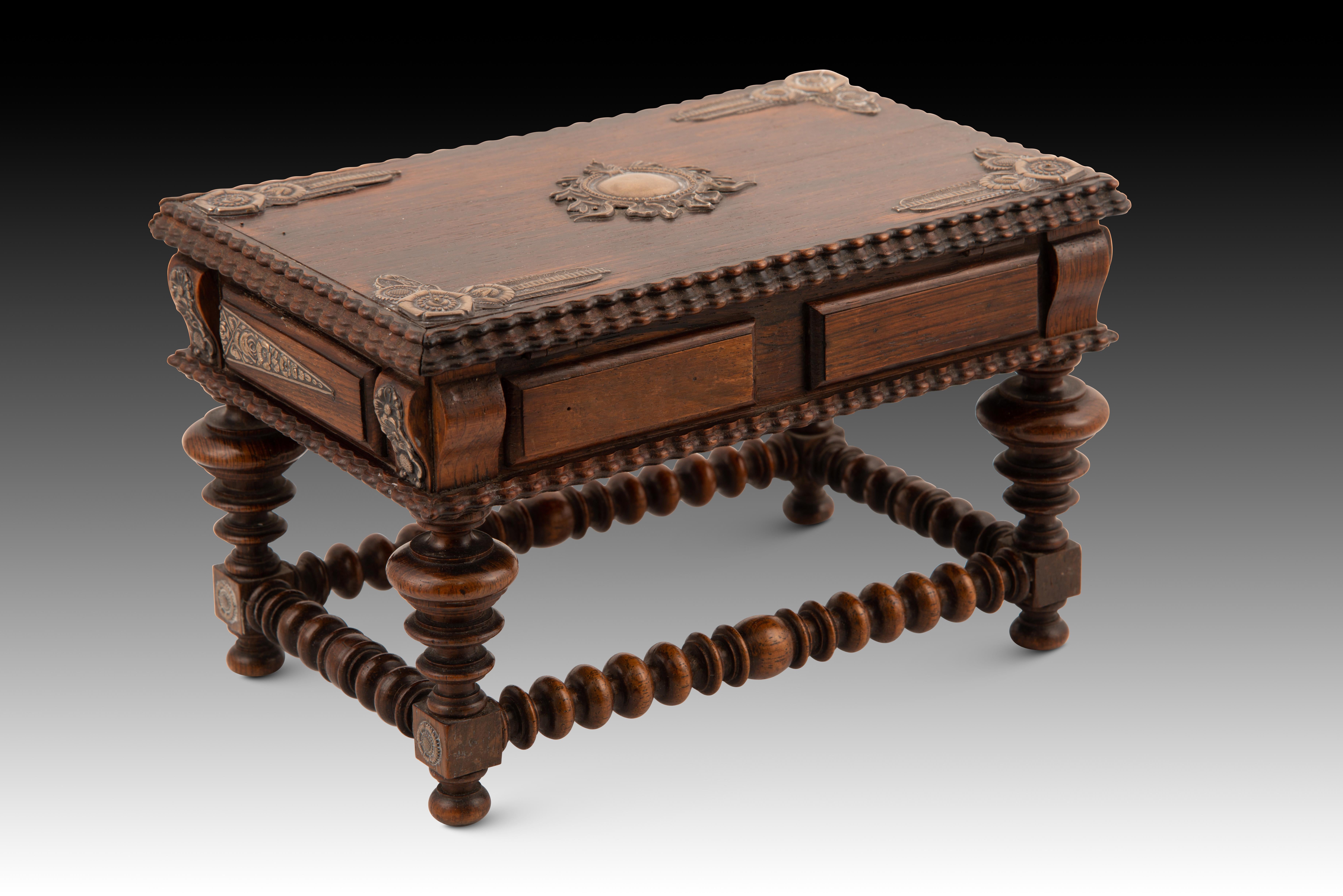 Other Miniature table. Pinto & Carvalho, Portugal, first half of the 20th c. For Sale